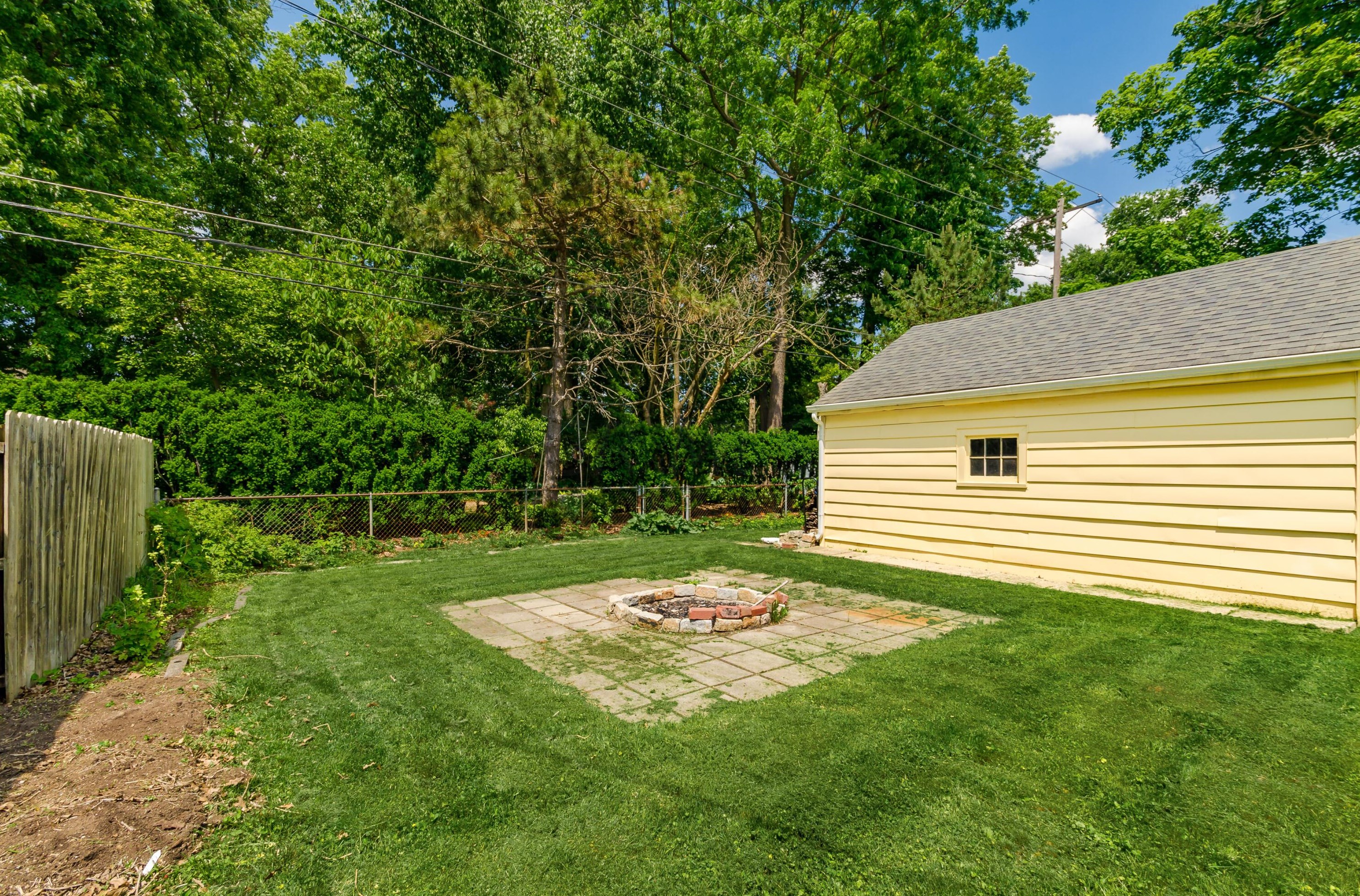 572 Clinton Hts Ave, Columbus OH 43202-1318 exterior