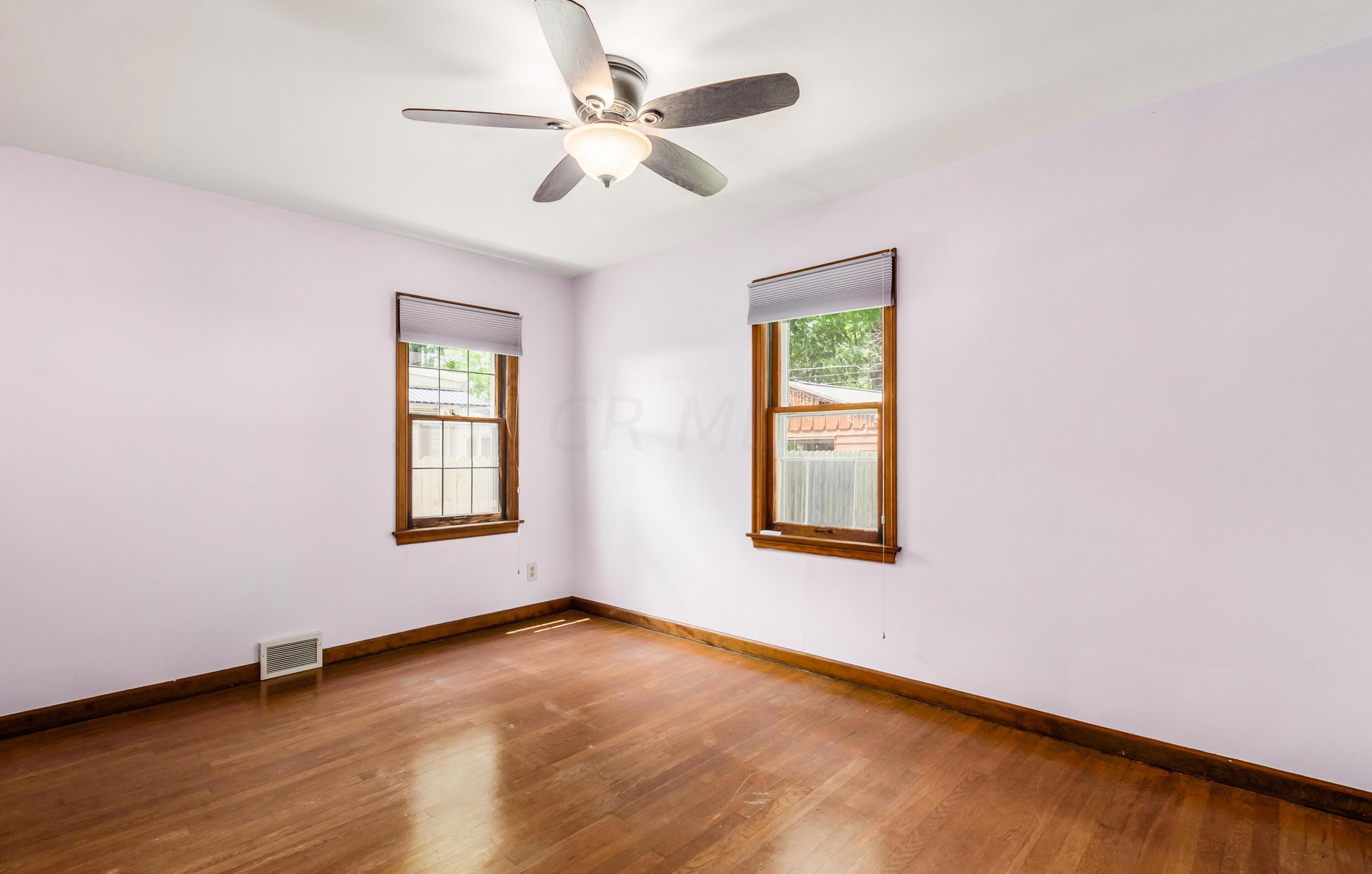 572 Clinton Hts Ave, Columbus OH 43202-1318 exterior