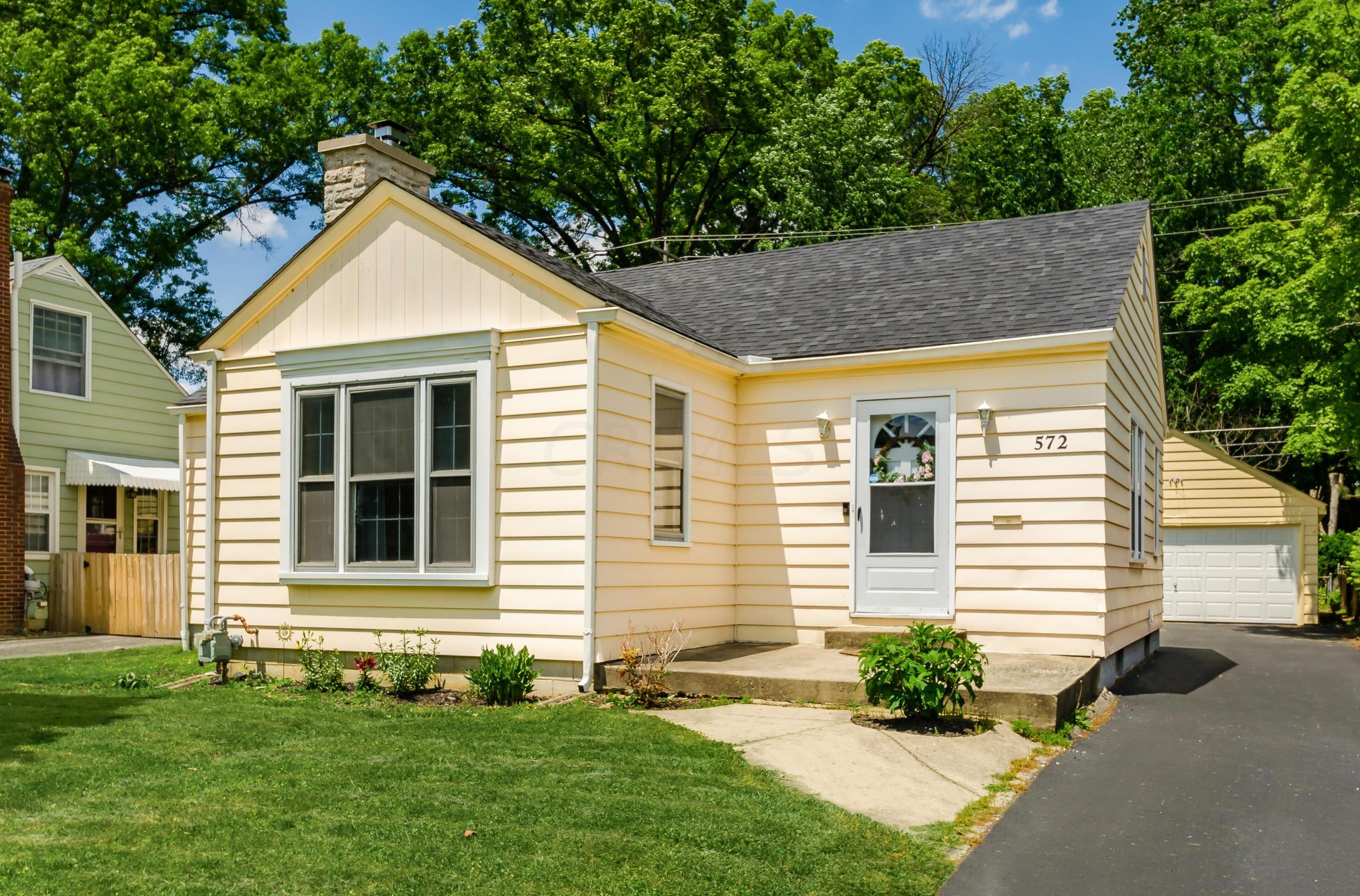 572 Clinton Hts Ave, Columbus OH 43202-1318 exterior