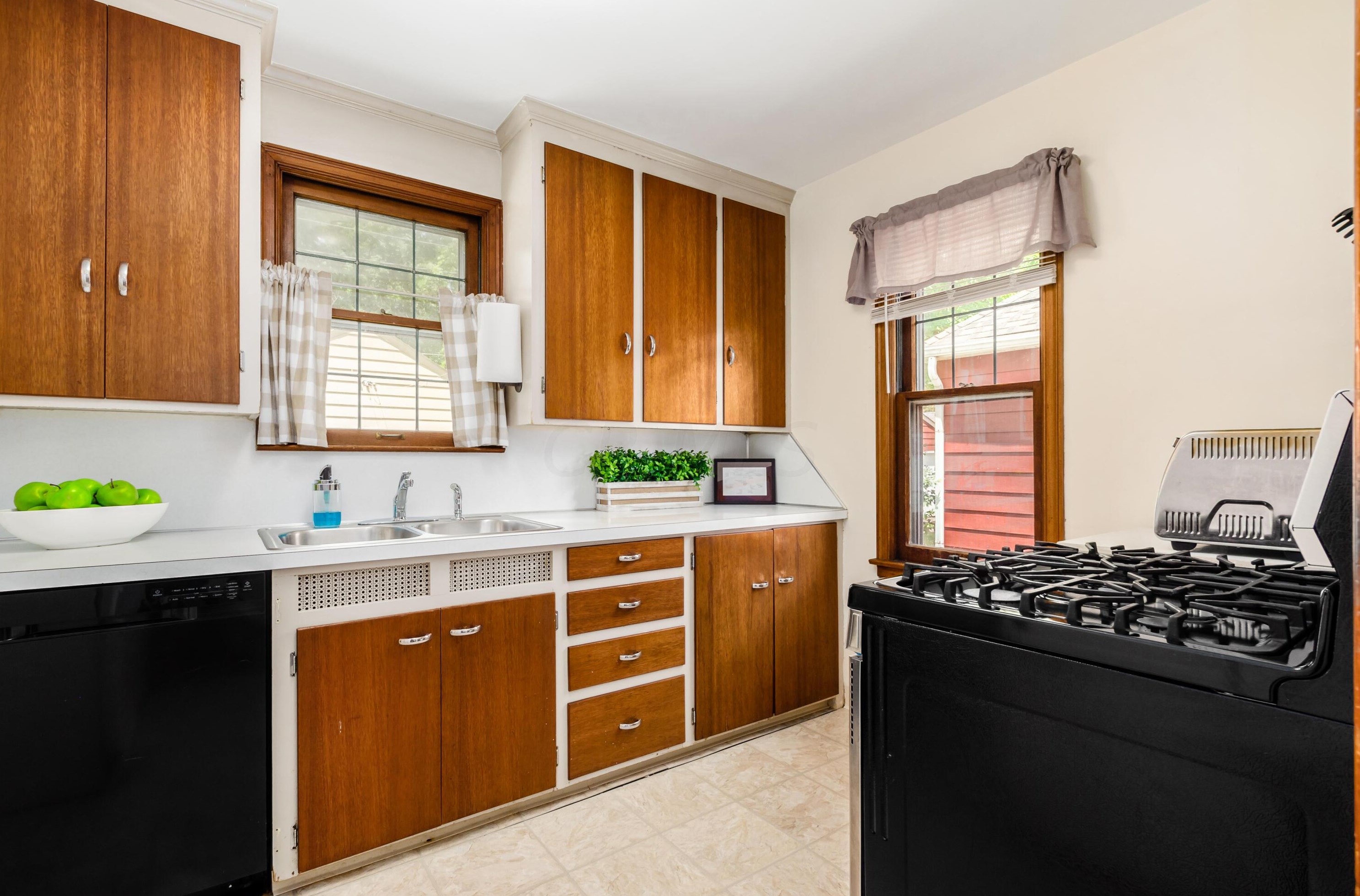 572 Clinton Hts Ave, Columbus OH 43202-1318 exterior