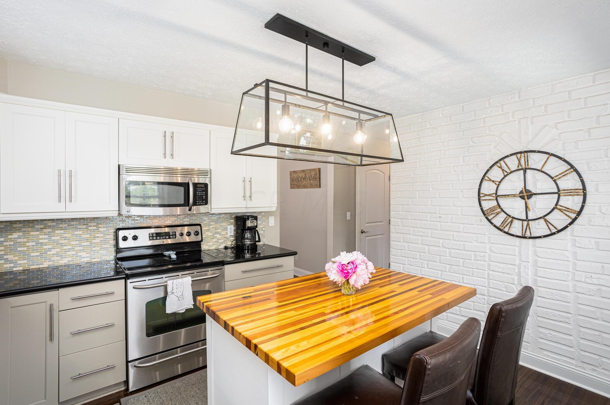 82 Richards Rd, Columbus OH 43214-3749 exterior