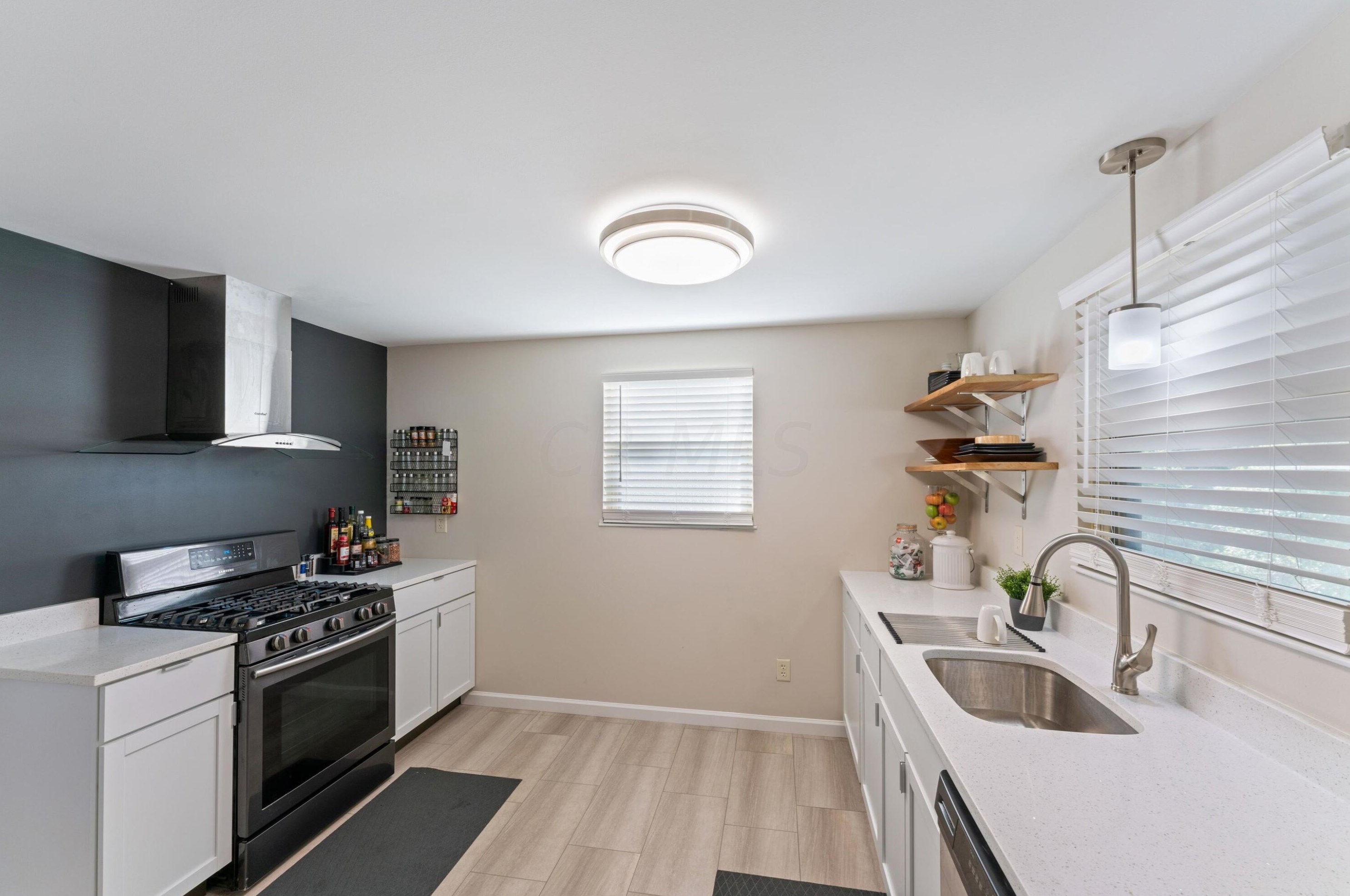 1061 Strimple Ave, Columbus OH 43229-5046 exterior