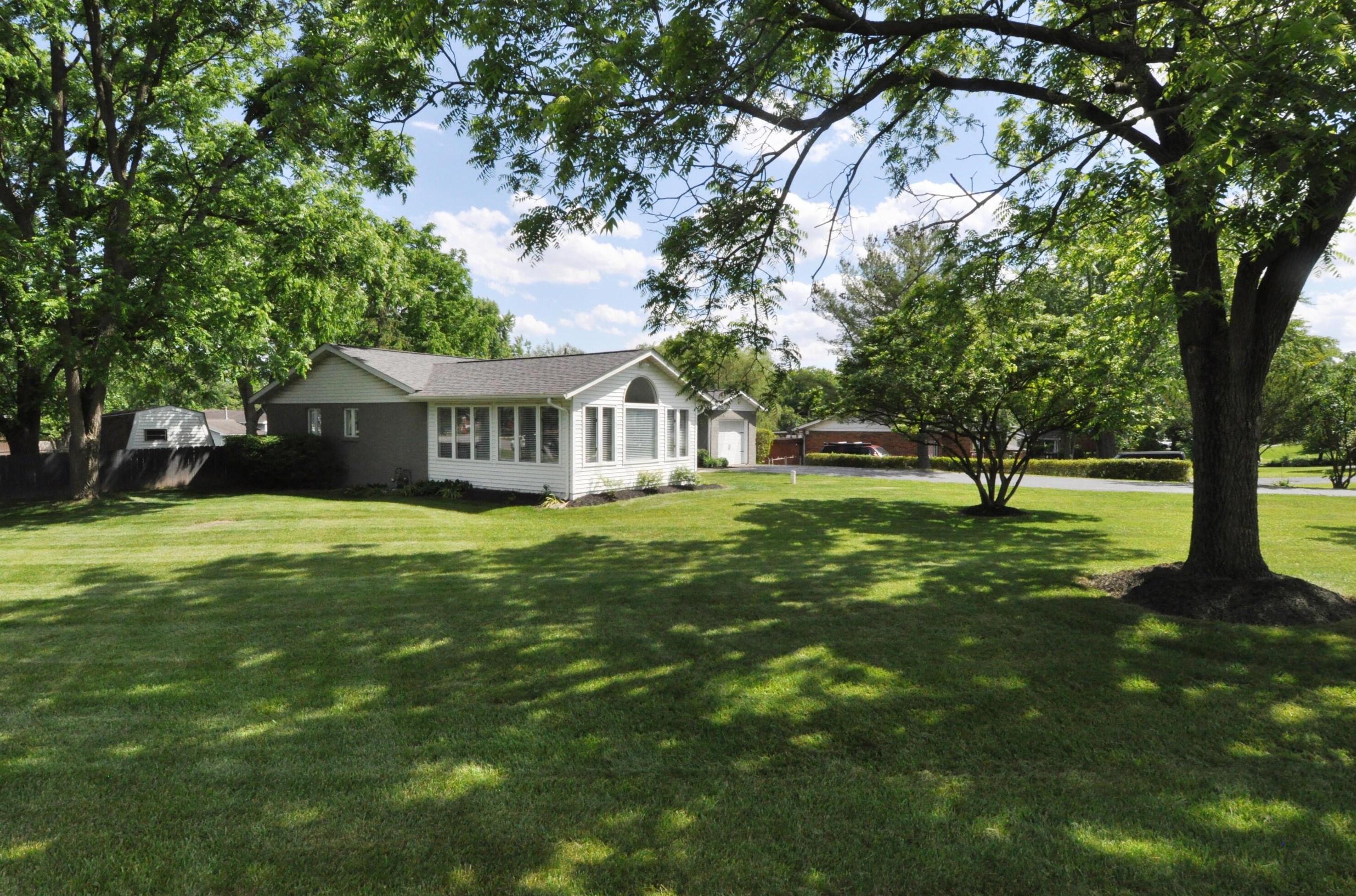 1470 Demorest Rd, Columbus OH 43204-1241 exterior