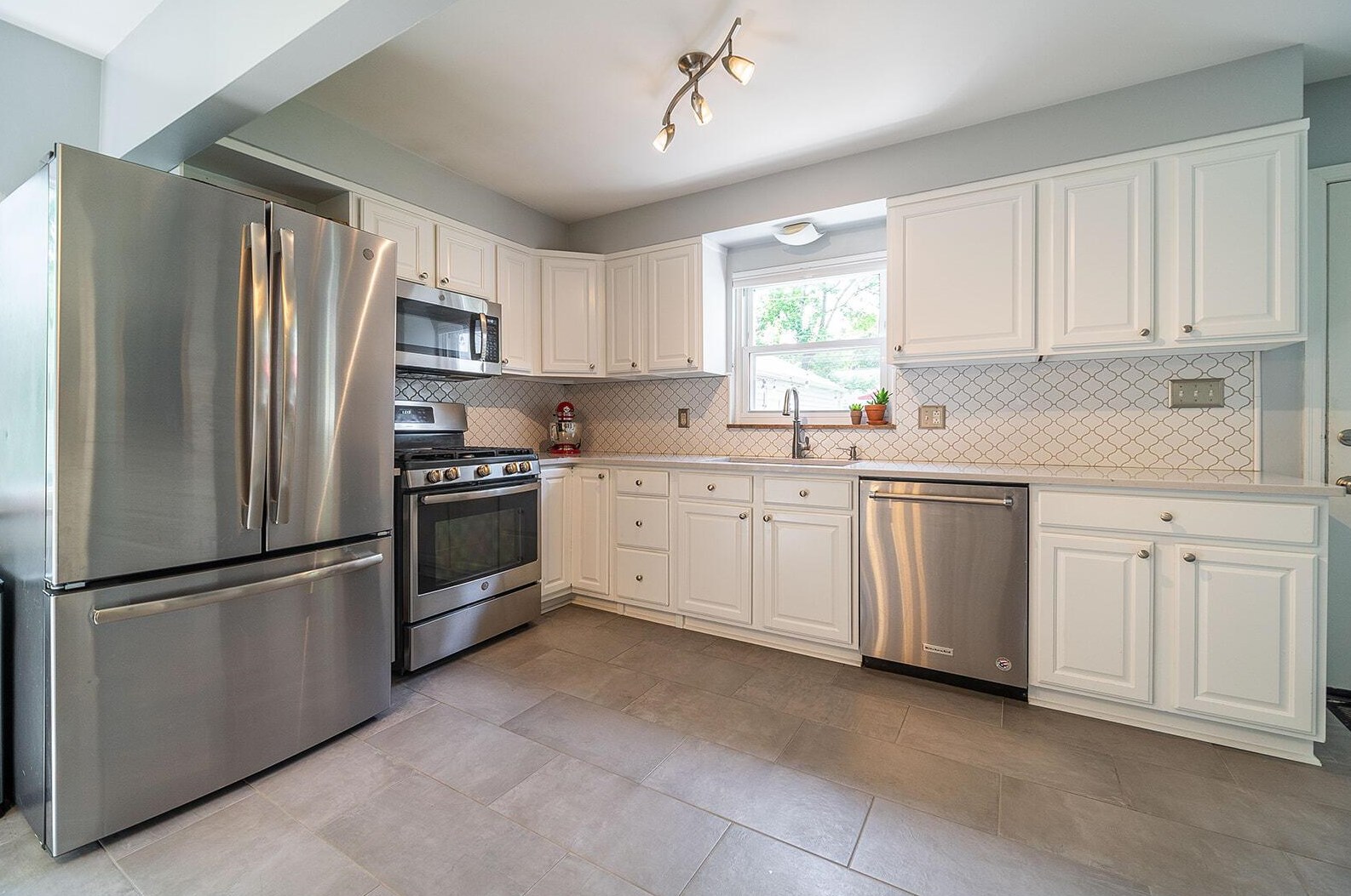 1933 Zollinger Rd, Columbus OH 43221-1953 exterior