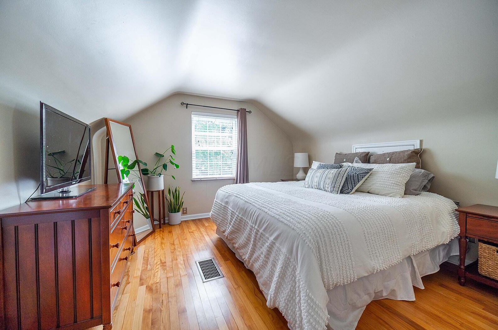 1933 Zollinger Rd, Columbus OH 43221-1953 exterior