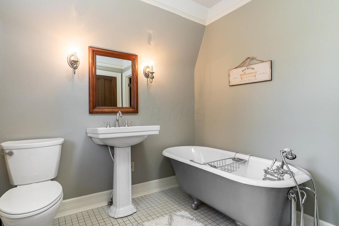 102 Parkview Ave, Columbus OH 43209-1011 exterior