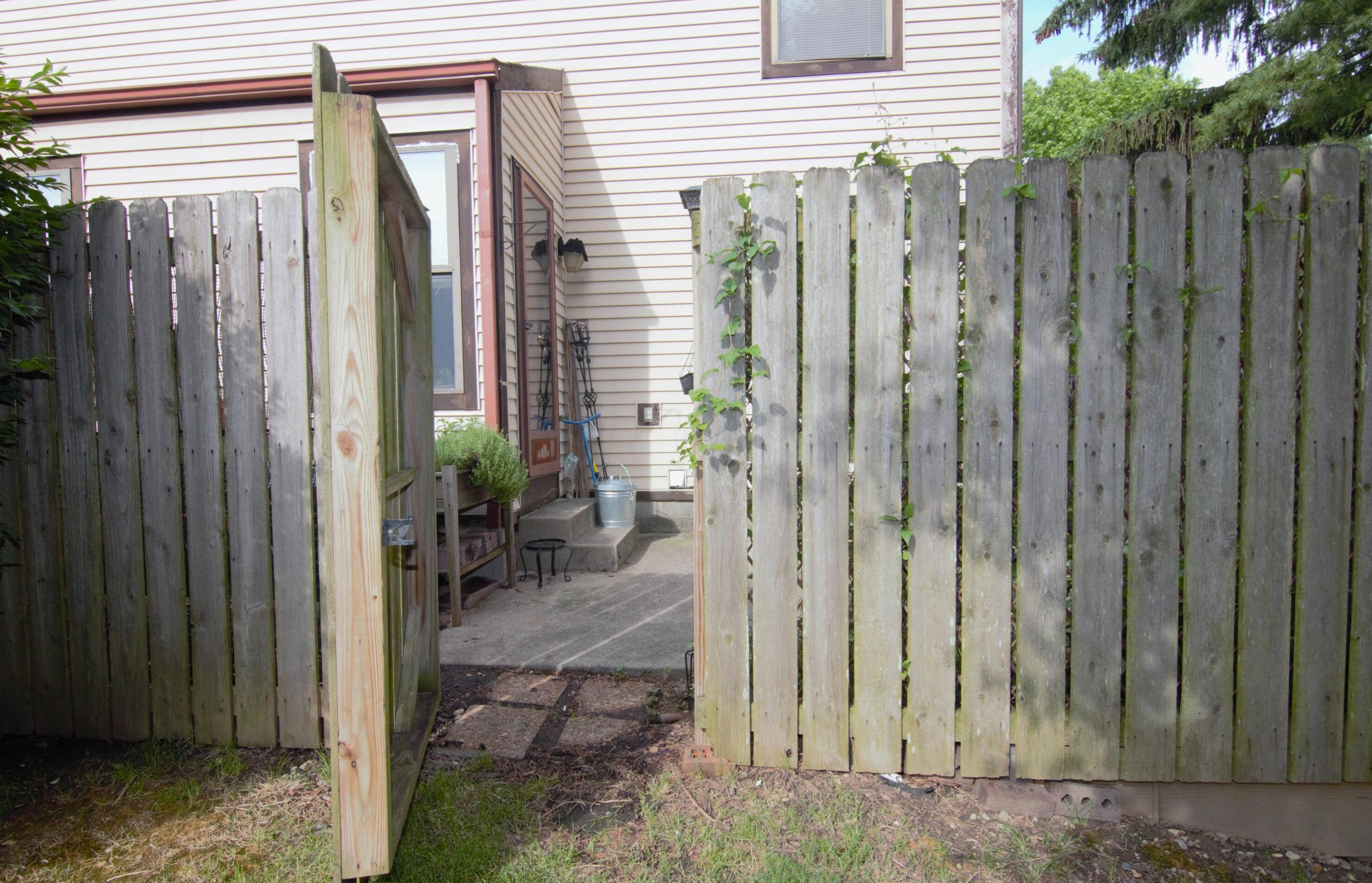 2287 Laurelwood Dr, Columbus OH 43229-9602 exterior