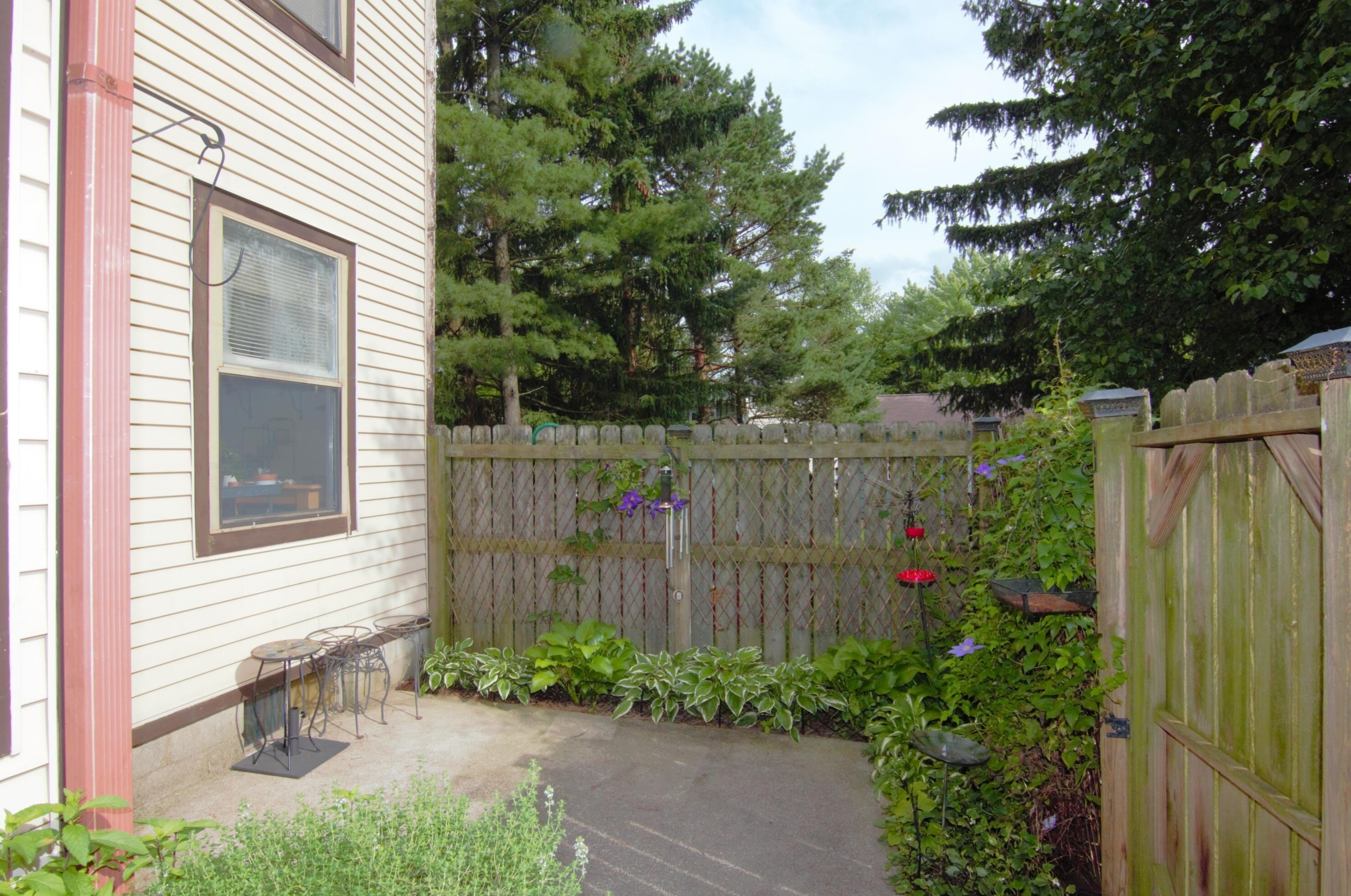 2287 Laurelwood Dr, Columbus OH 43229-9602 exterior