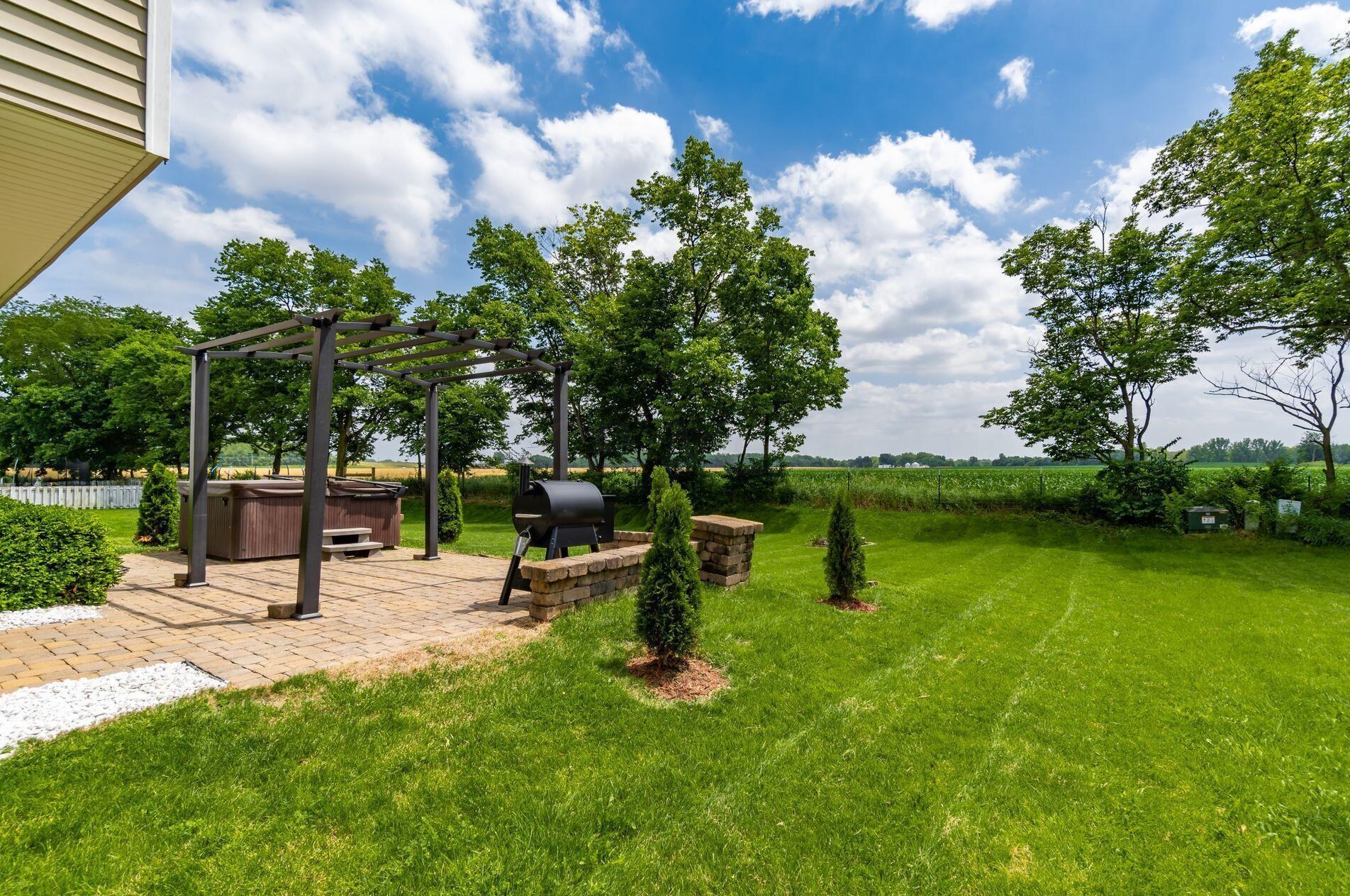 110 Richard Ave, Ashville OH  43103-9002 exterior