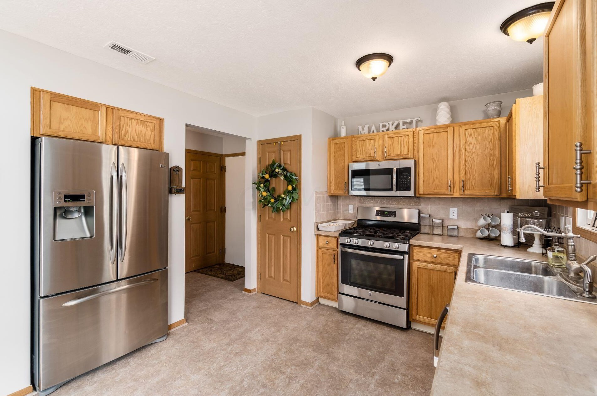 110 Richard Ave, Ashville OH  43103-9002 exterior