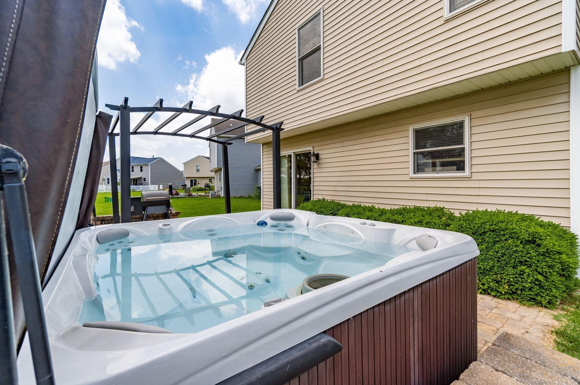 110 Richard Ave, Ashville OH  43103-9002 exterior