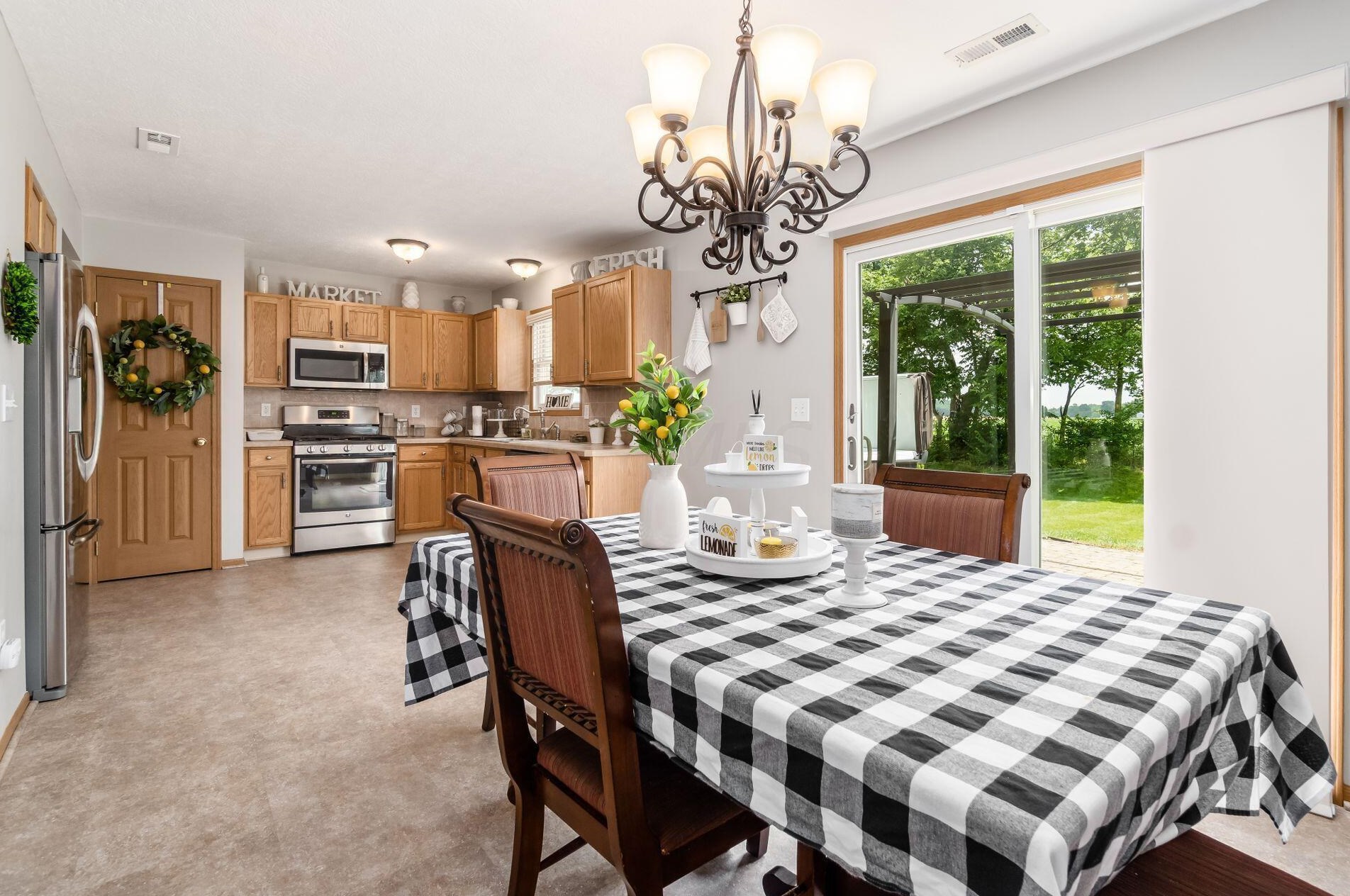 110 Richard Ave, Ashville OH  43103-9002 exterior