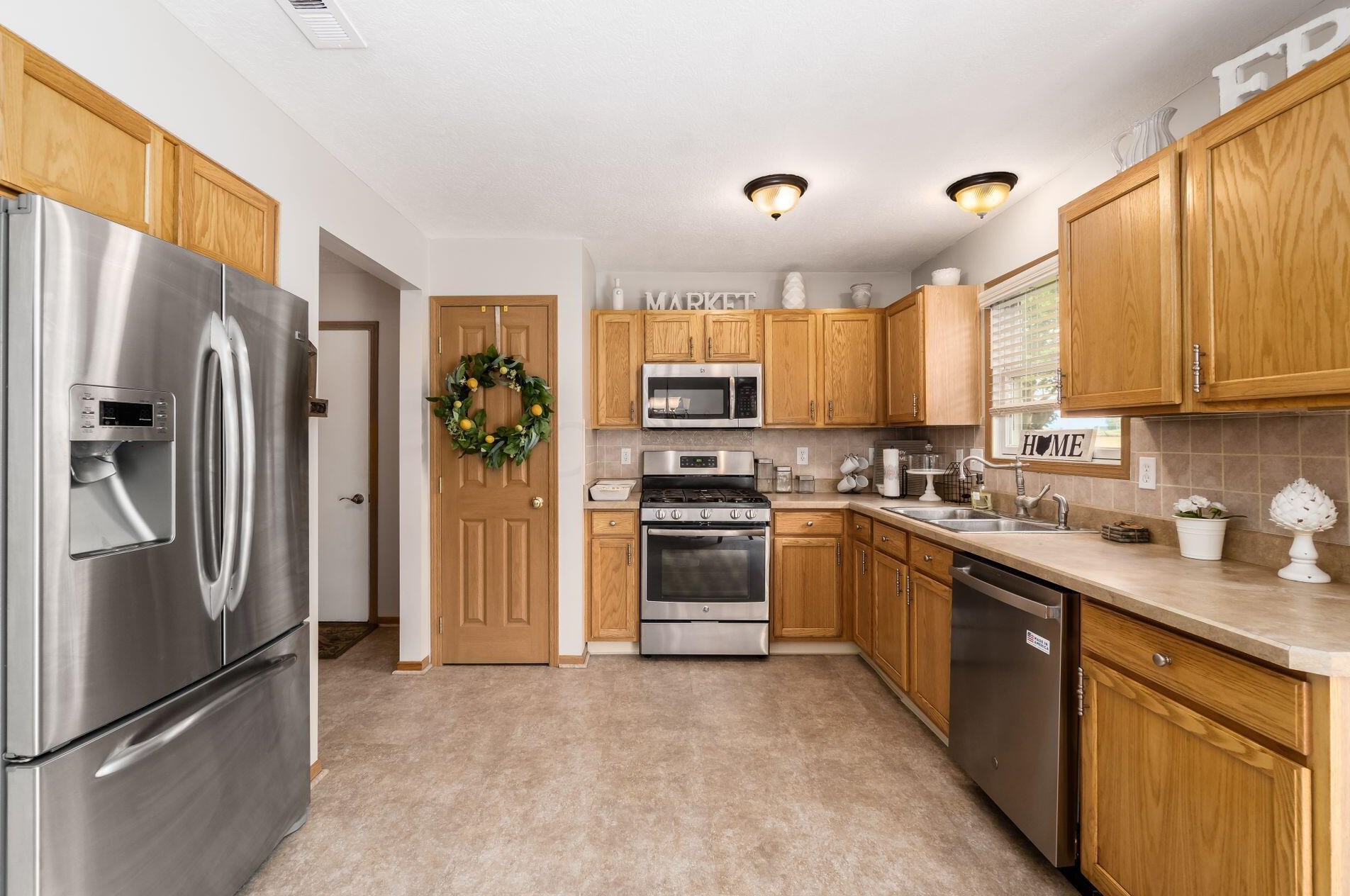 110 Richard Ave, Ashville OH  43103-9002 exterior