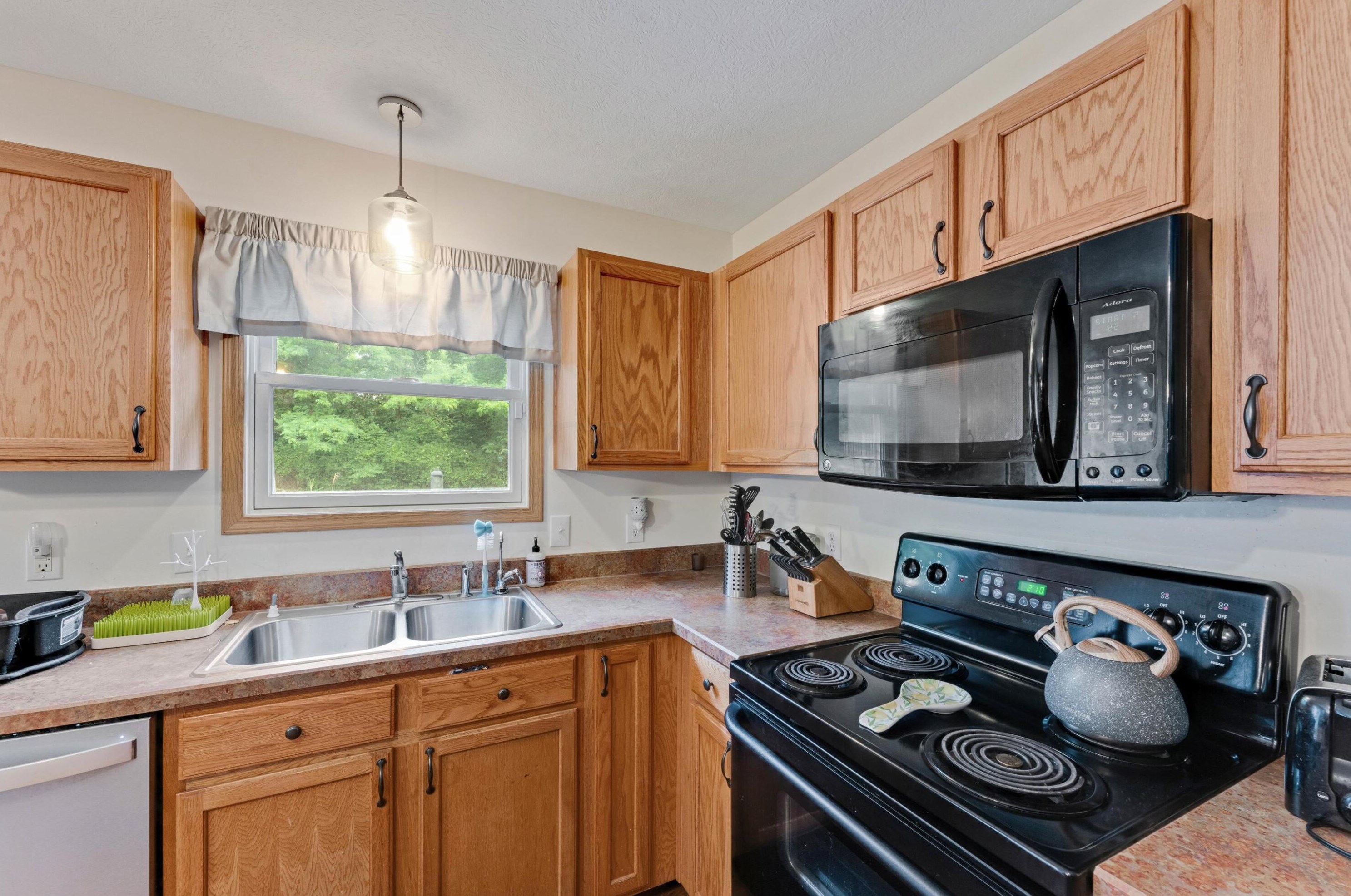 7832 Ashstone Ct, Cnl Wnchstr OH  43110-8021 exterior