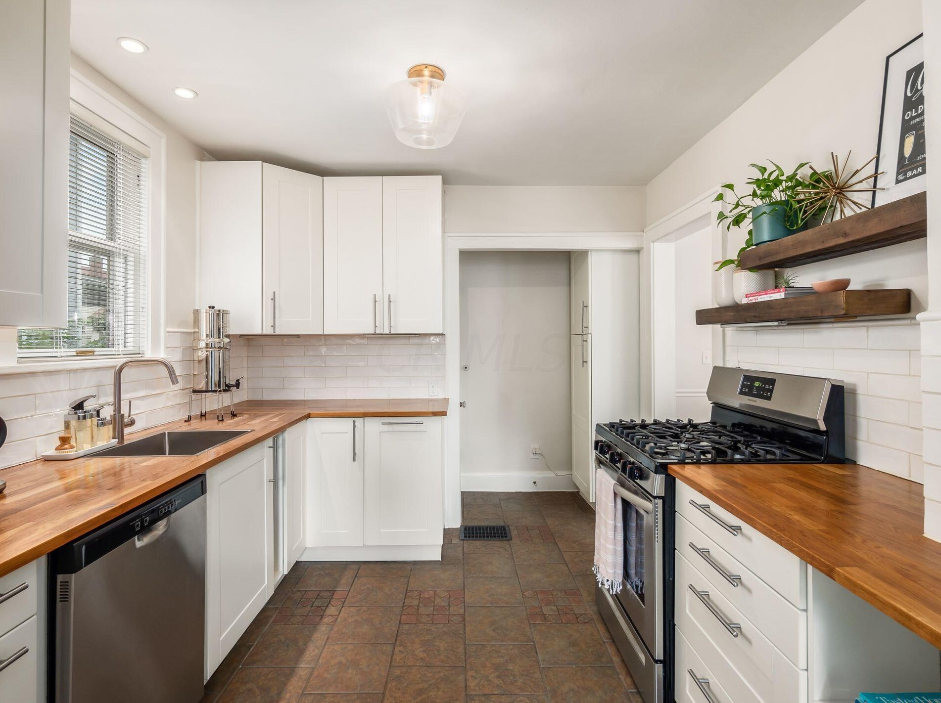 365 Crestview Rd, Columbus OH 43202-2202 exterior