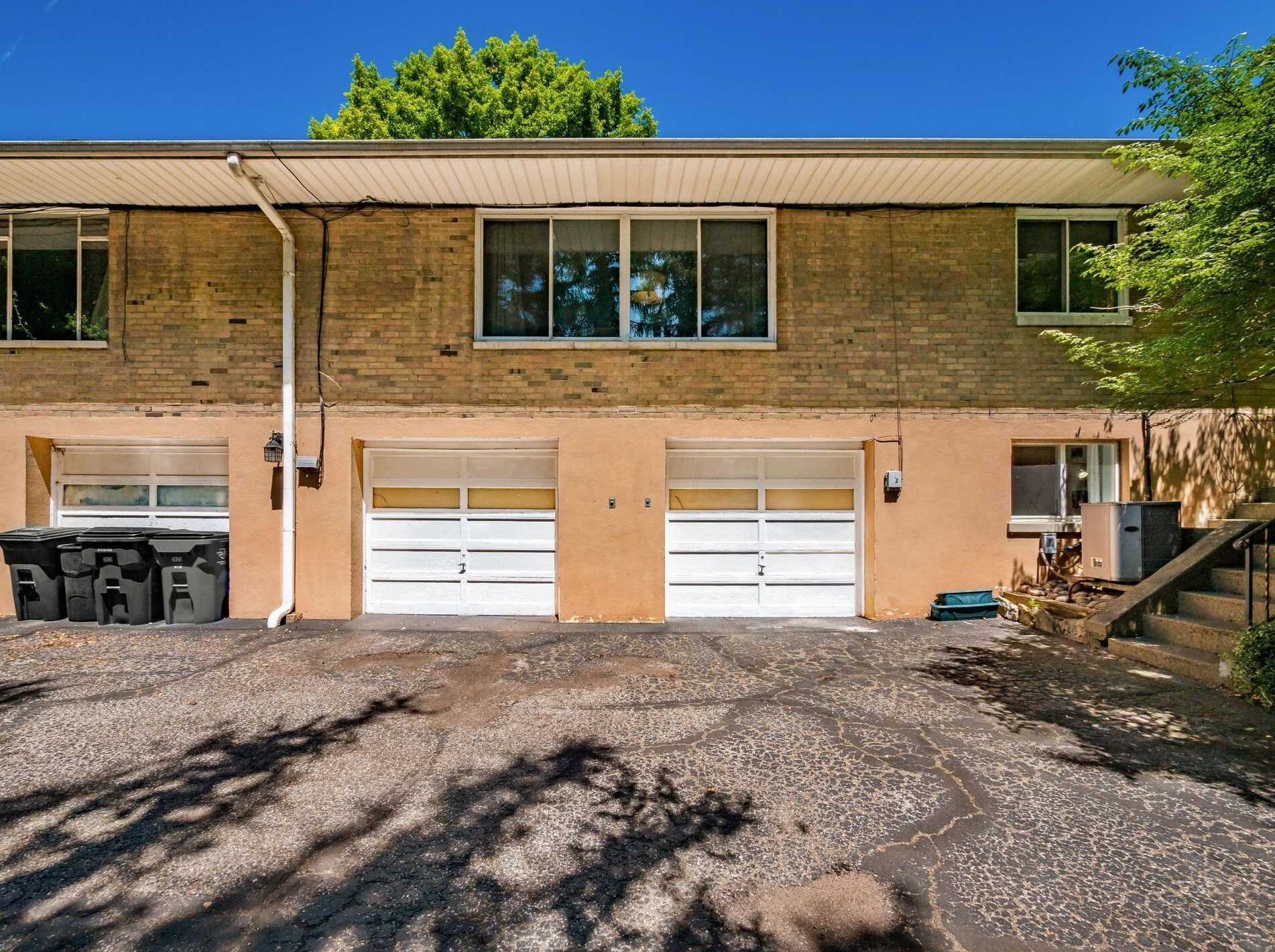 2623 Charing Rd, Columbus OH  43221-3627 exterior