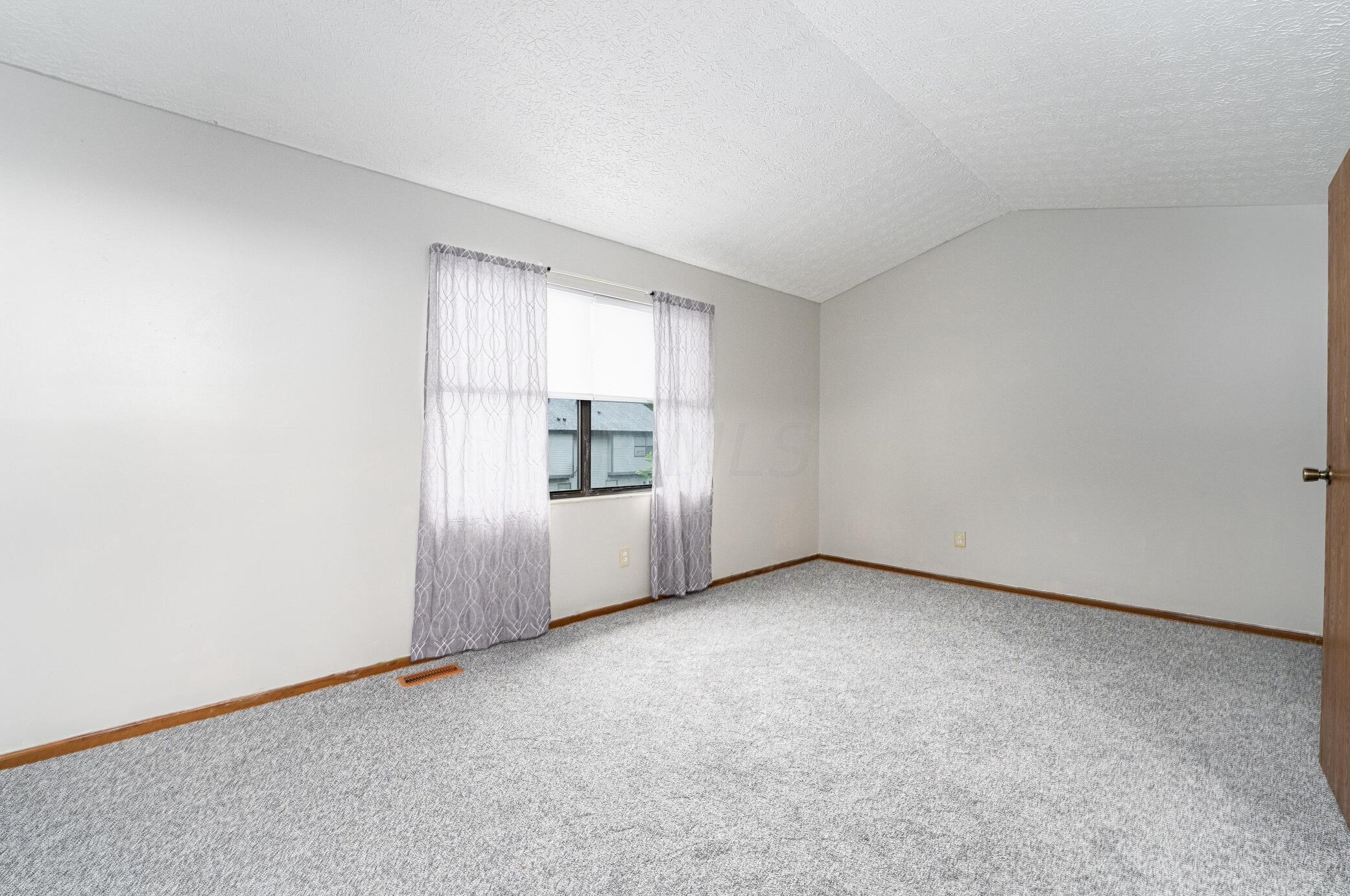 4874 Driffield Ct, Columbus OH 43221-5802 exterior