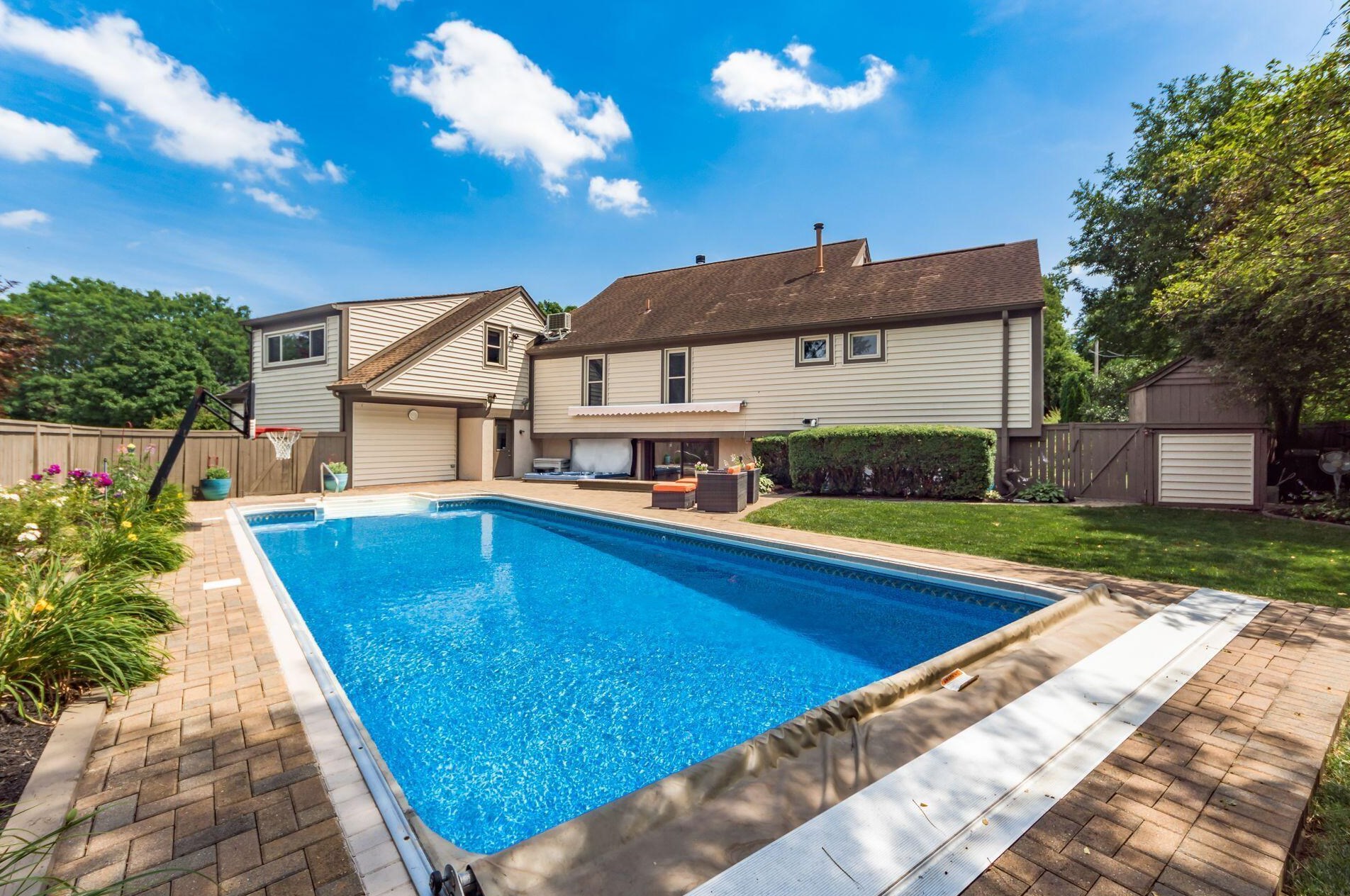 872 Pipestone Dr, Columbus OH 43235-1752 exterior