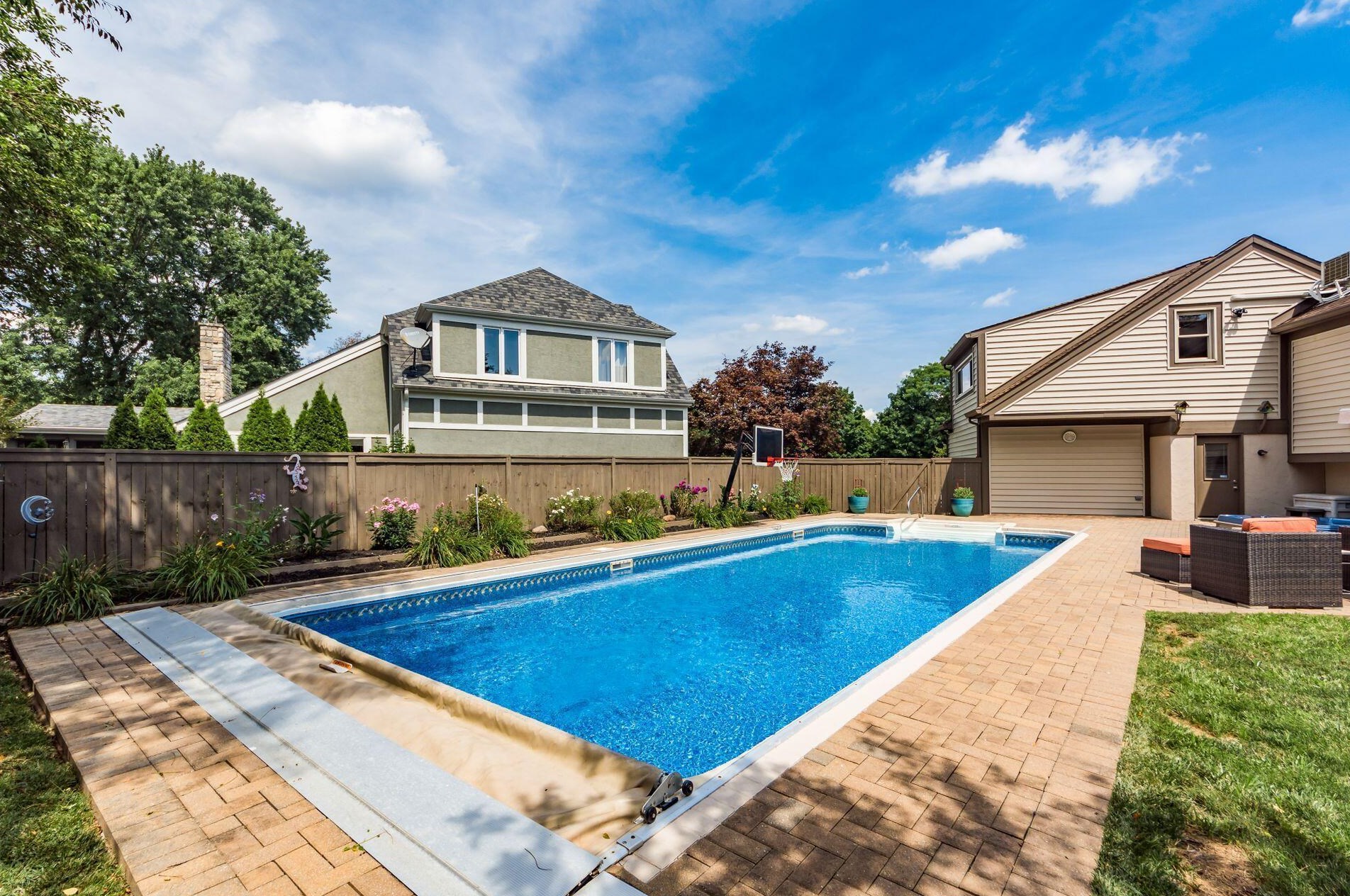 872 Pipestone Dr, Columbus OH 43235-1752 exterior