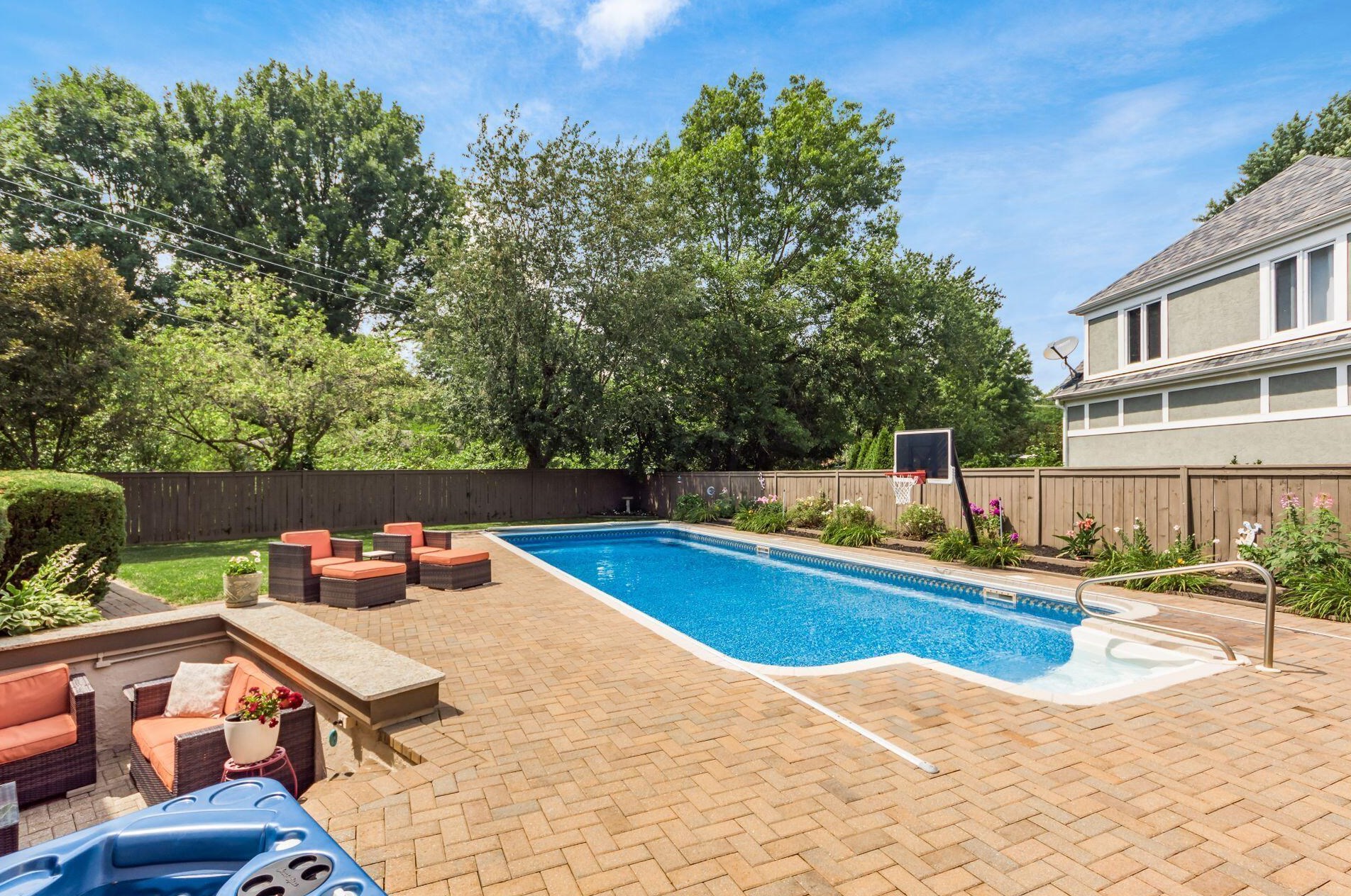 872 Pipestone Dr, Columbus OH 43235-1752 exterior