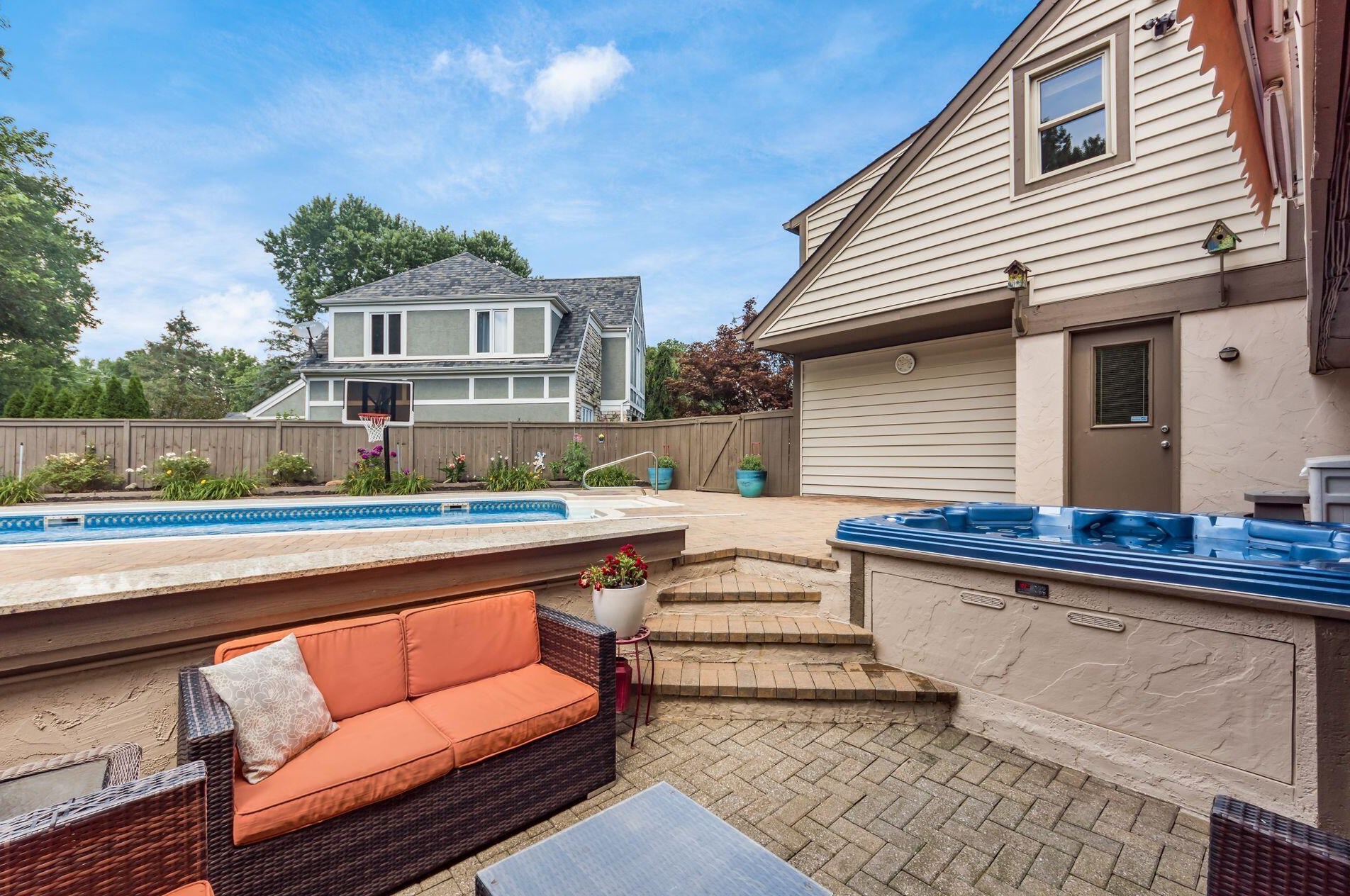 872 Pipestone Dr, Columbus OH 43235-1752 exterior