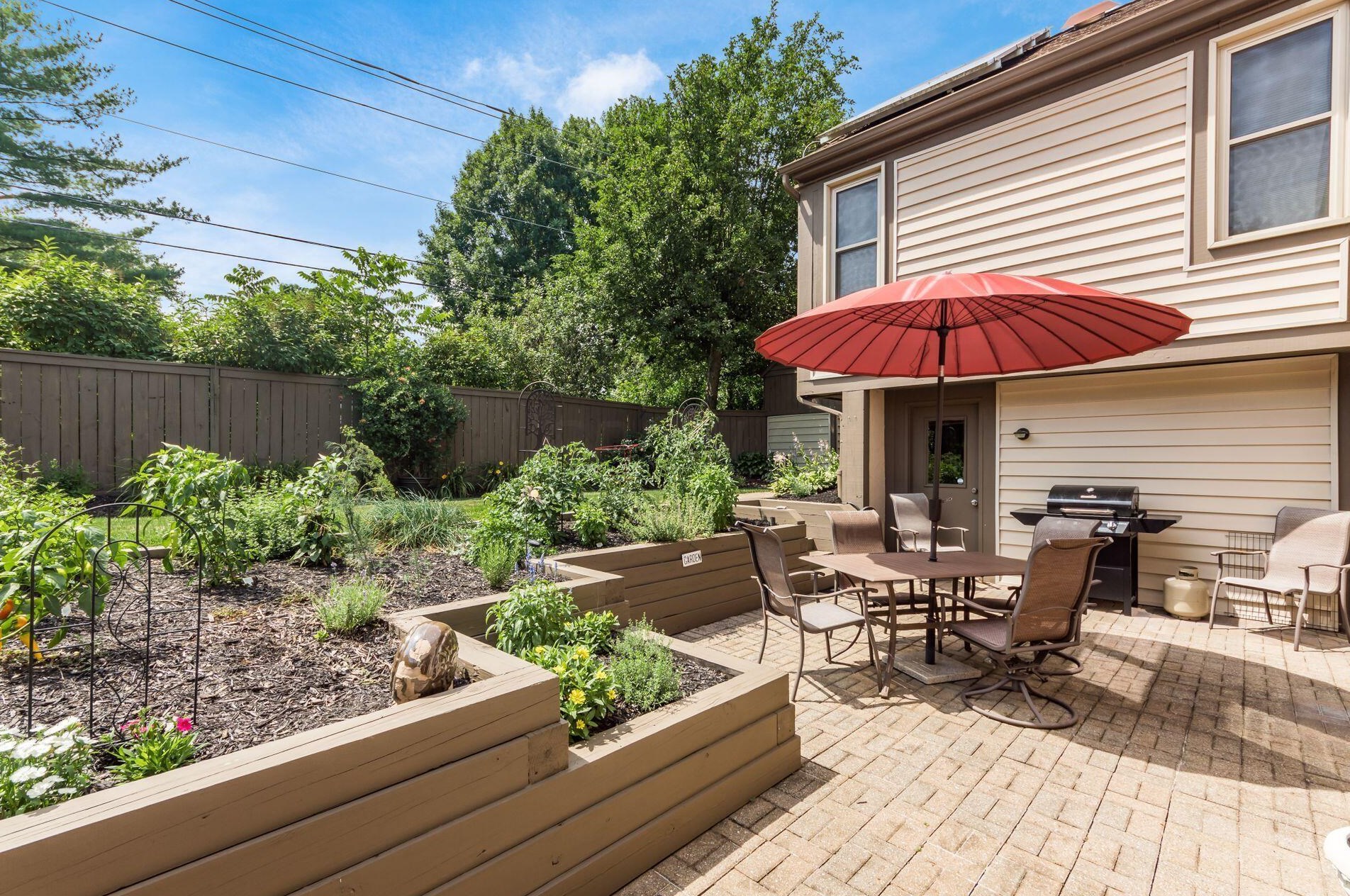 872 Pipestone Dr, Columbus OH 43235-1752 exterior