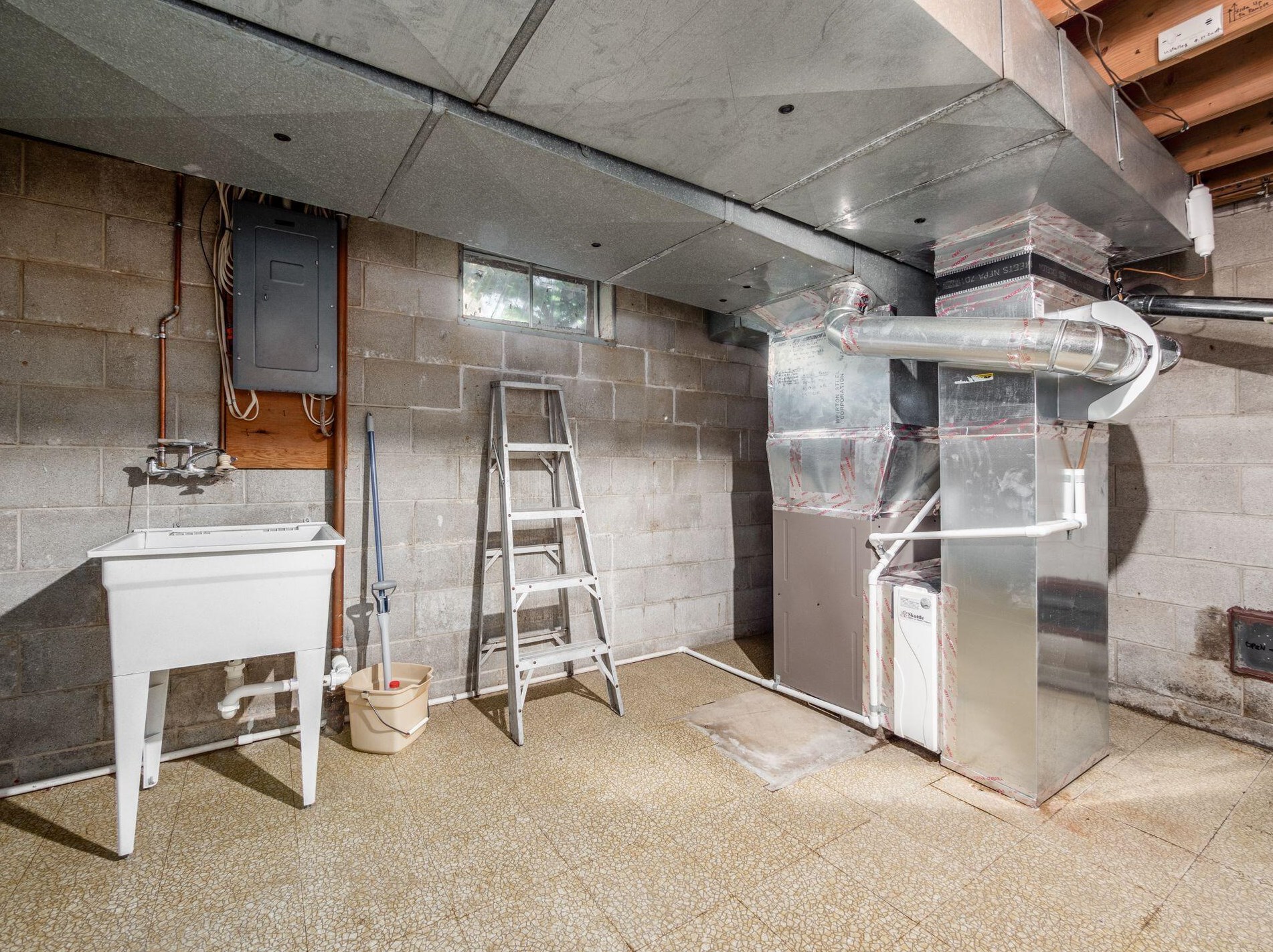 1316 Norwell Dr, Columbus OH 43220-3956 exterior