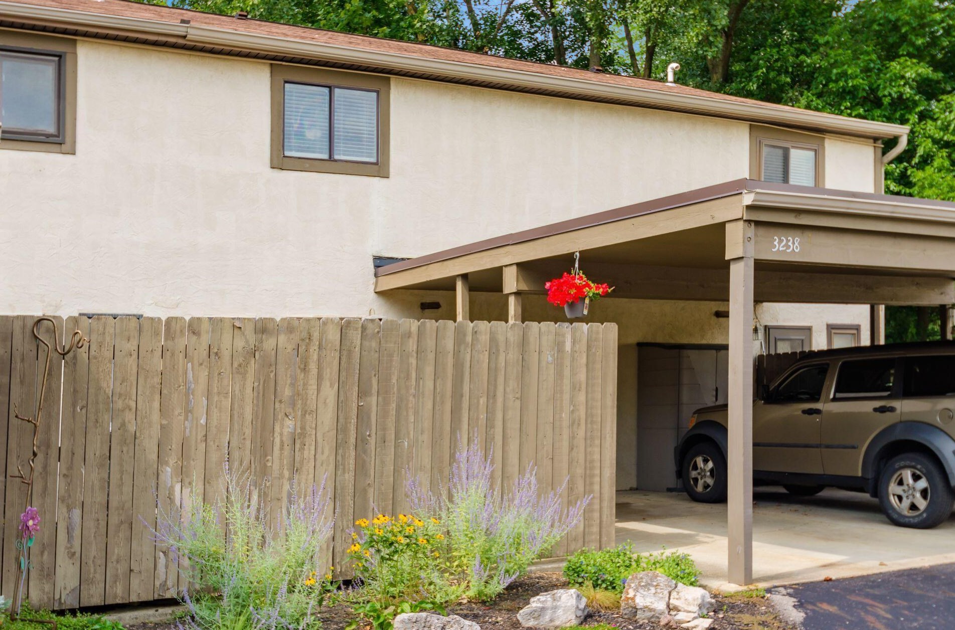 3238 Summertime Ct, Columbus OH  43221-4637 exterior