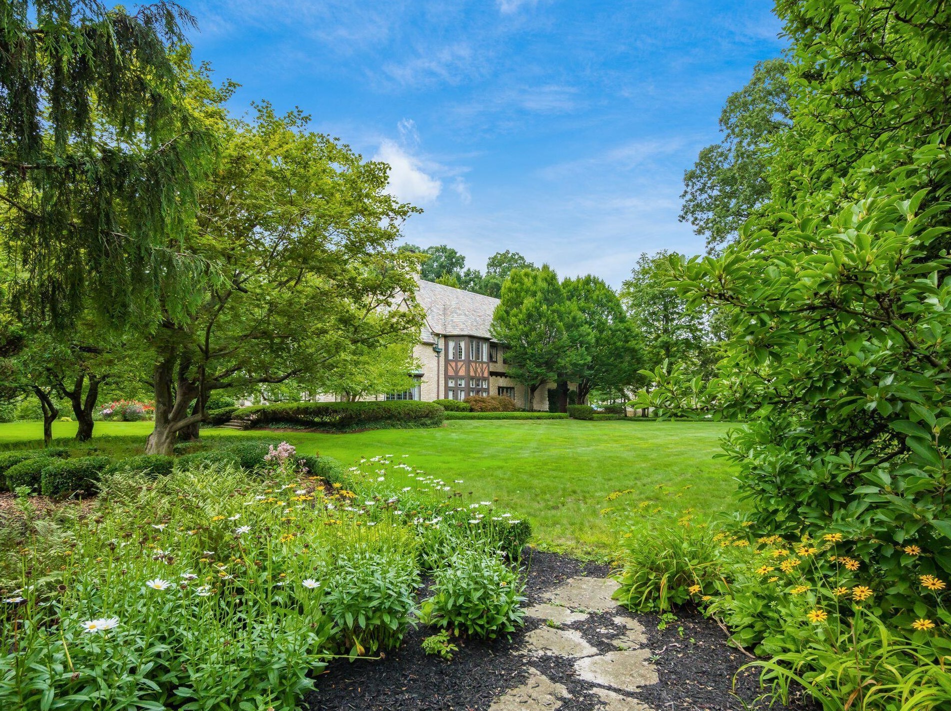 189 Parkview Ave, Columbus OH 43209-1676 exterior