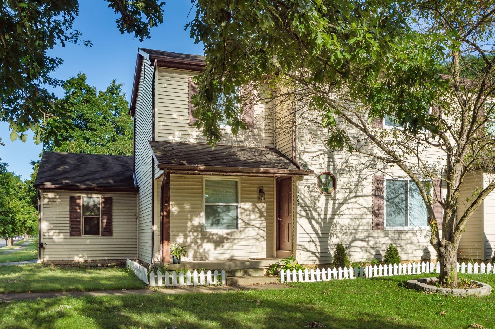 7609 Seasons Dr, Columbus OH  43235-1908 exterior