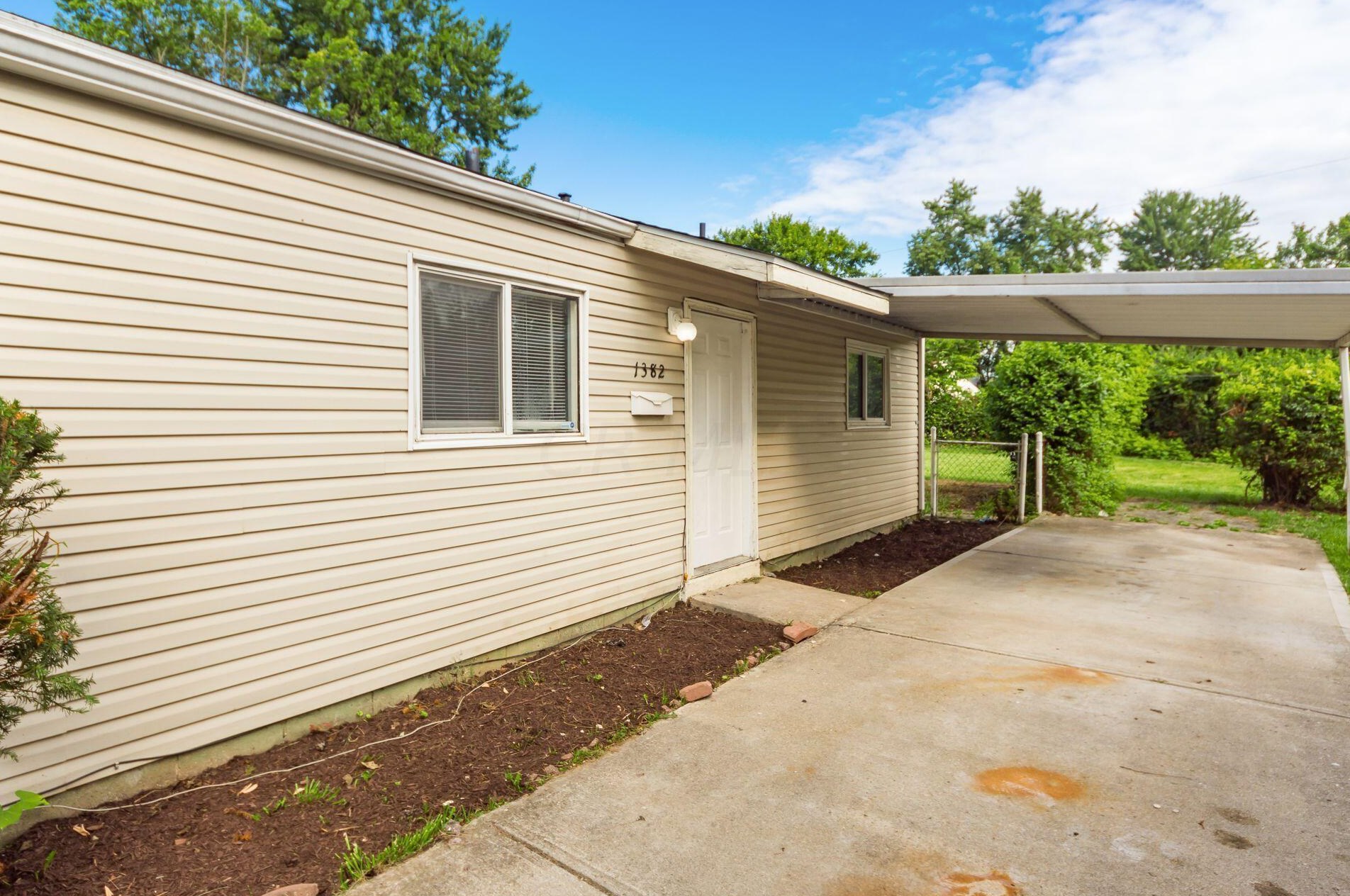 1382 Southfield Dr, Columbus OH 43207-3345 exterior