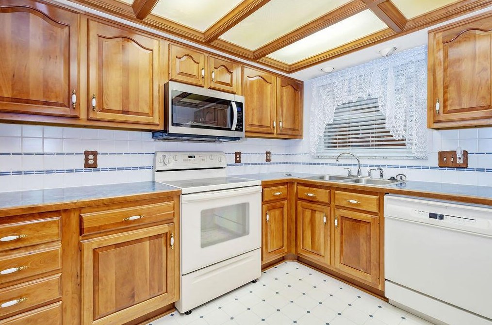 5820 Riverton Rd, Columbus OH 43232-1650 exterior