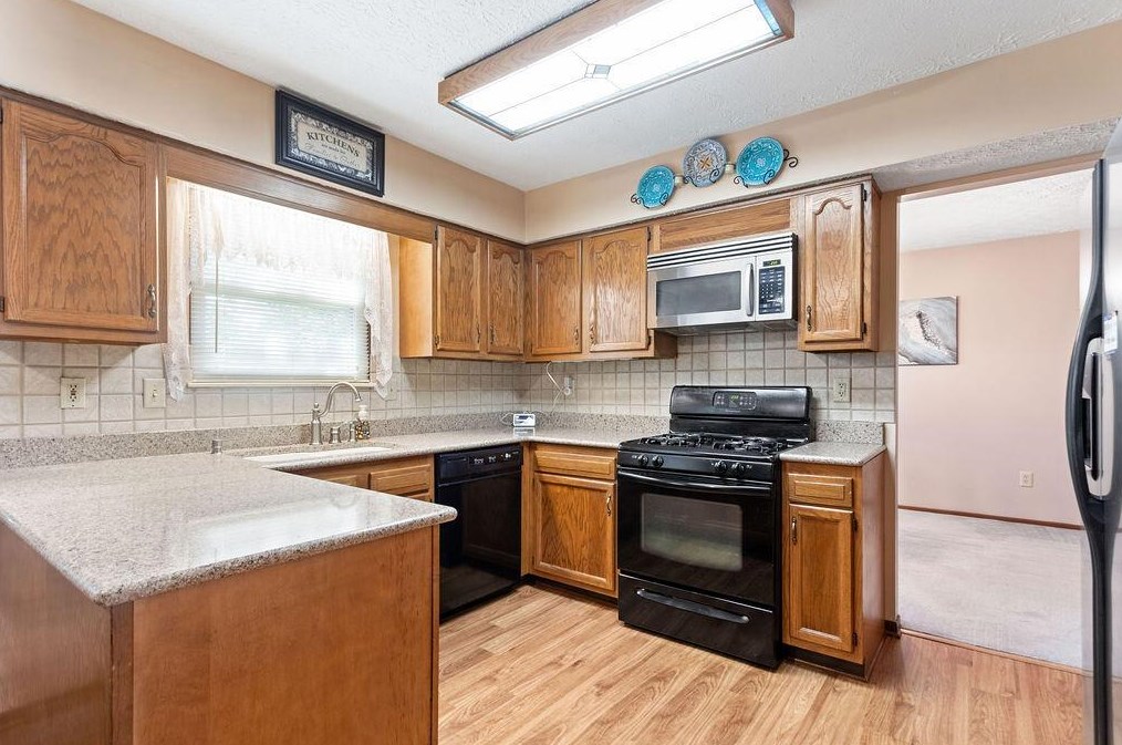 2157 Grn Is Dr, Columbus OH 43228-9433 exterior