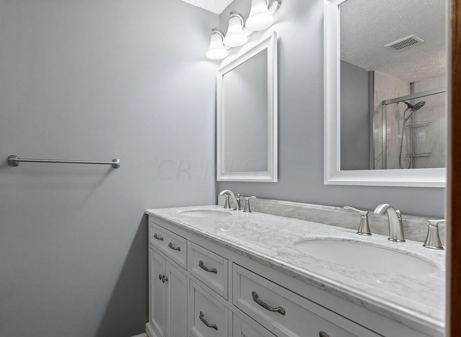 2157 Grn Is Dr, Columbus OH 43228-9433 exterior