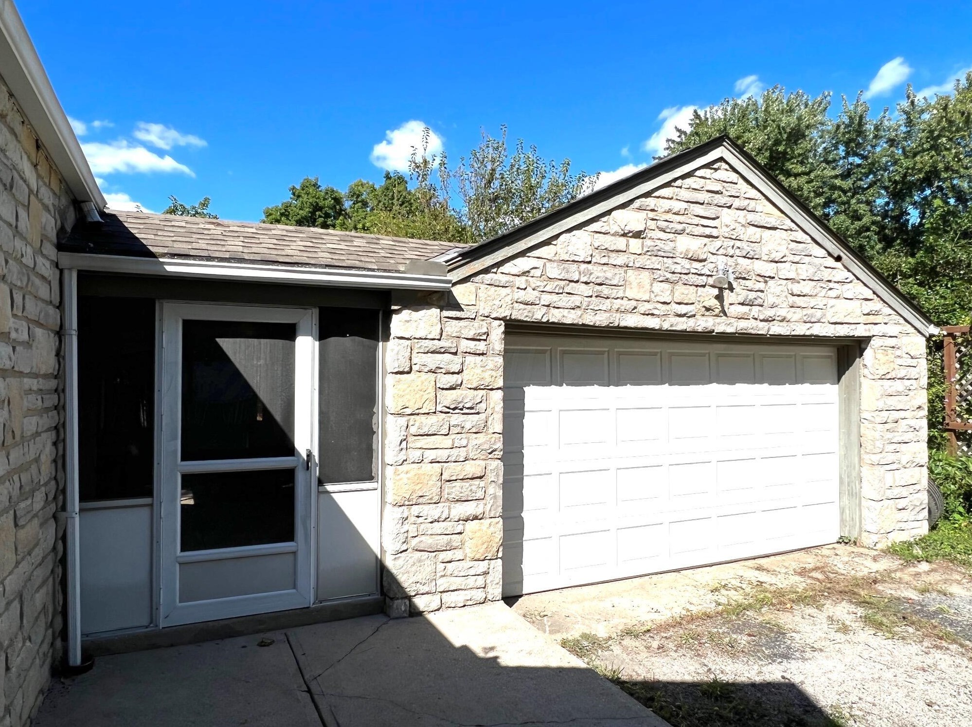 1088 Lenore Ave, Columbus OH 43224-3354 exterior