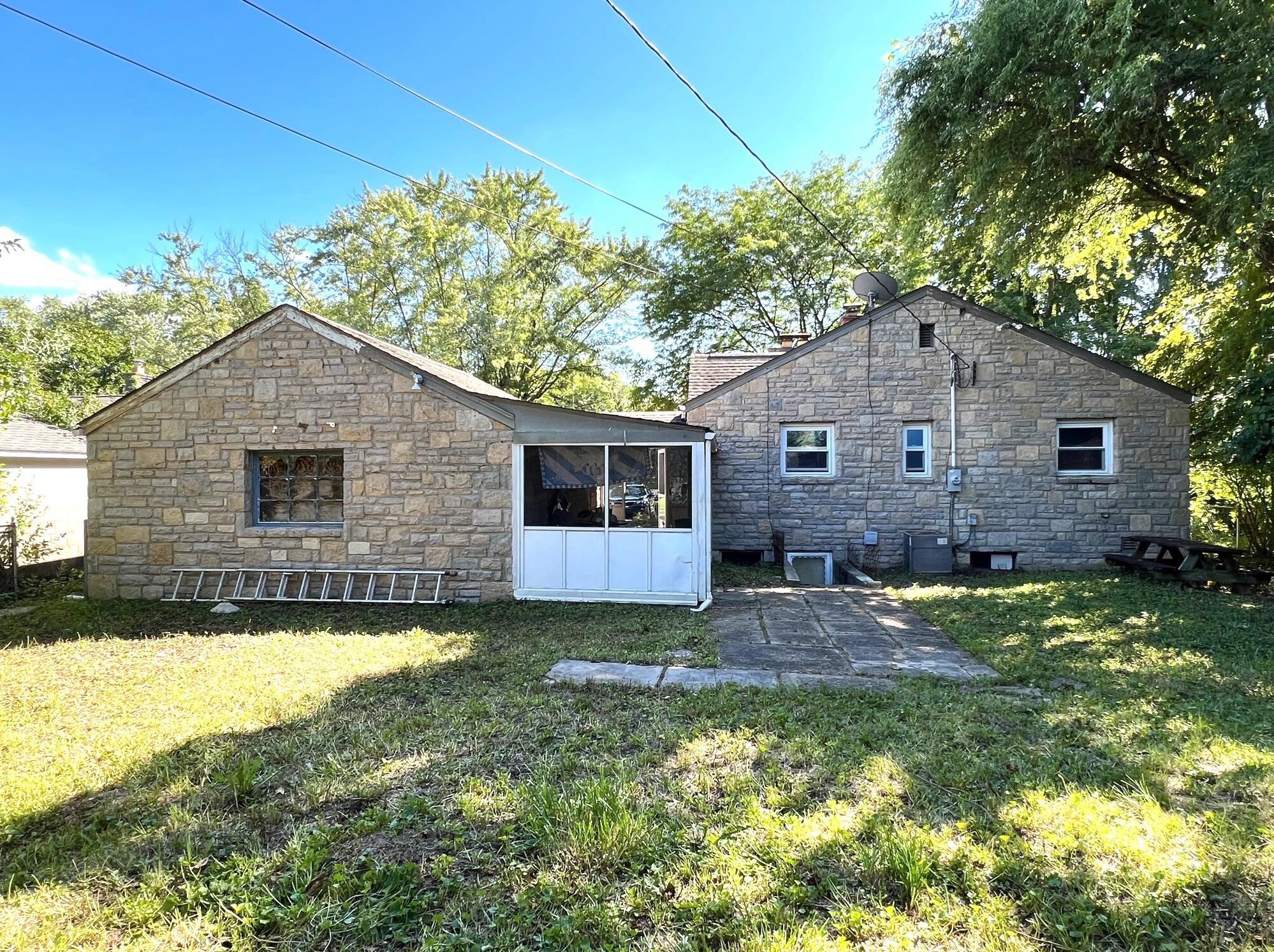 1088 Lenore Ave, Columbus OH 43224-3354 exterior