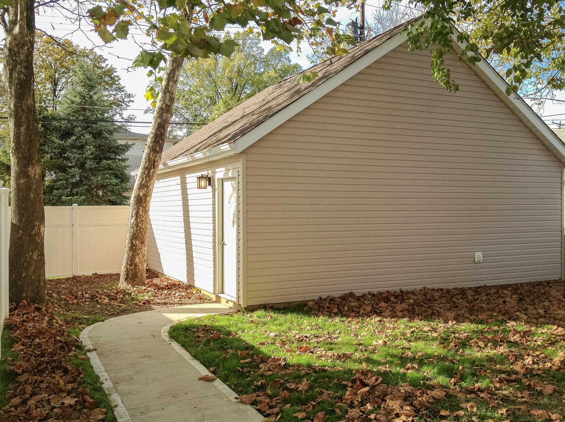 697 Grandon Ave, Columbus OH 43209-2528 exterior