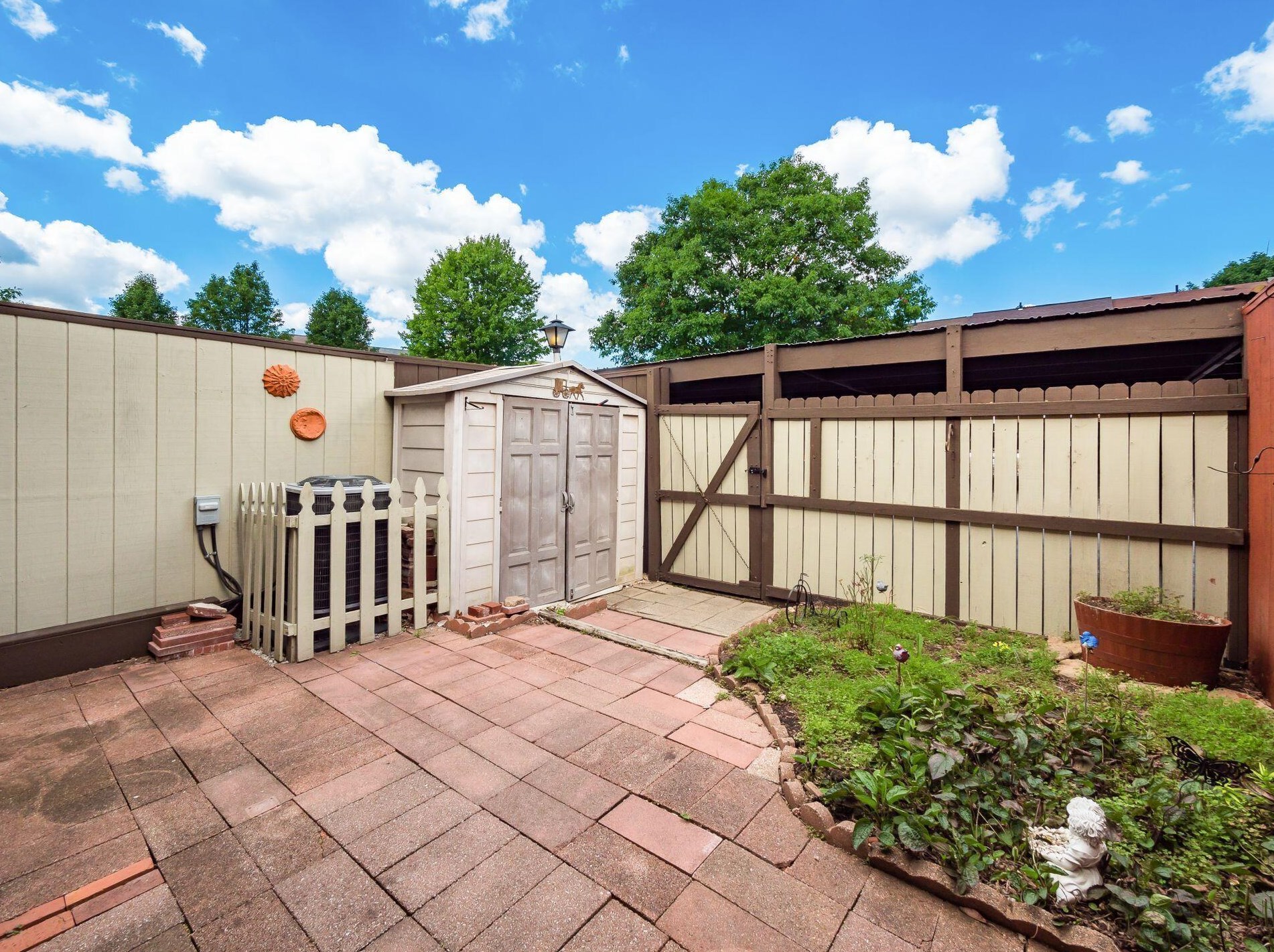 484 Clairbrook Ave, Columbus OH 43228-2536 exterior