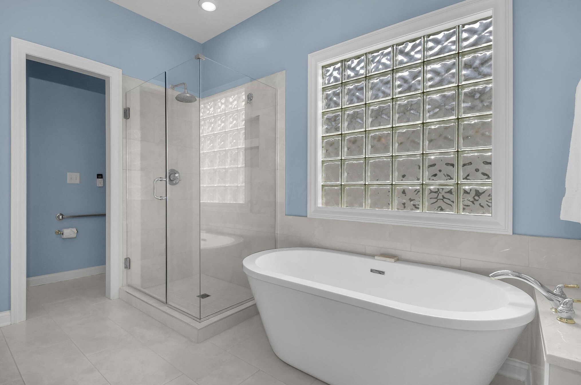 1917 Lake Shore Dr, Columbus OH 43204-4963 exterior