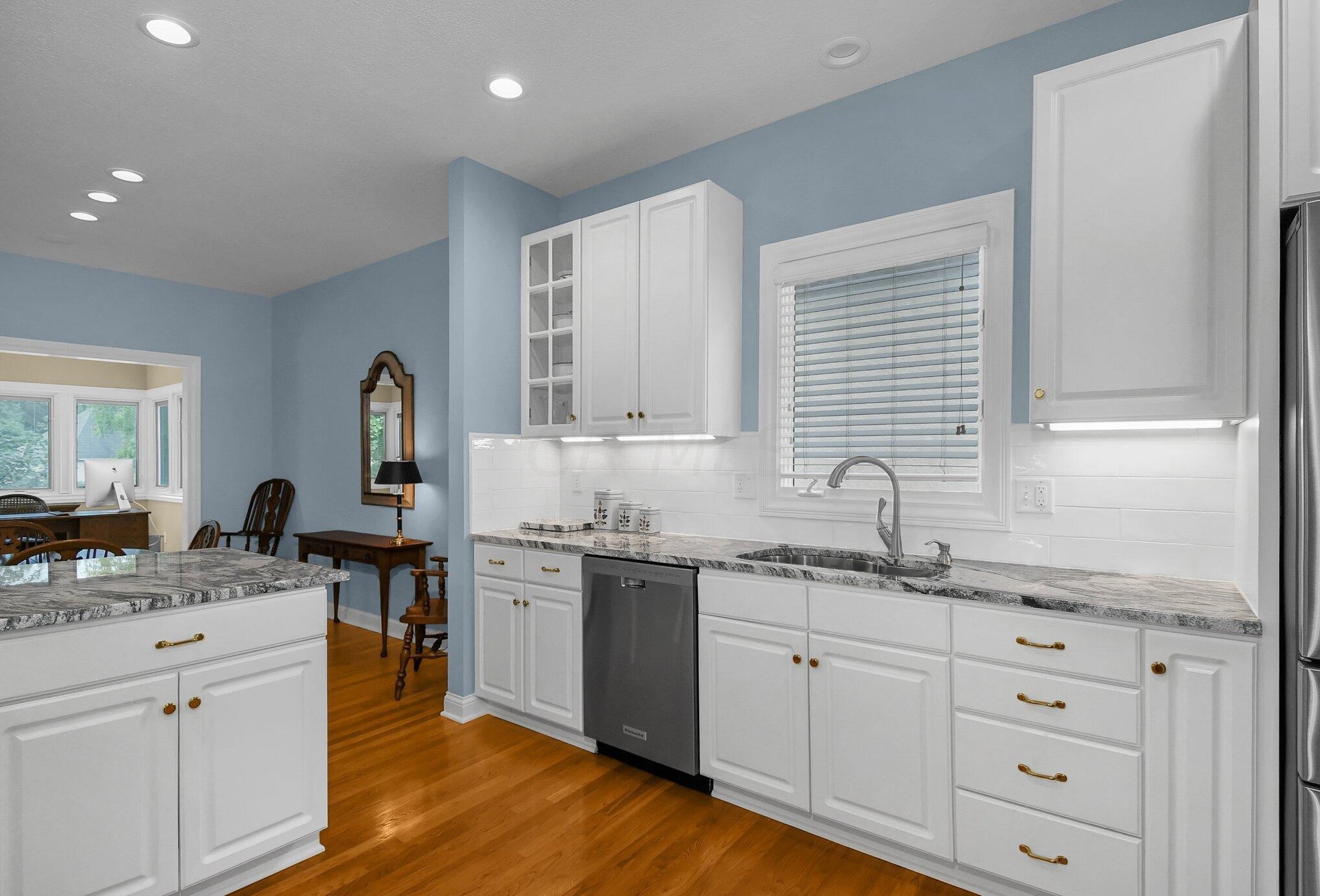 1917 Lake Shore Dr, Columbus OH 43204-4963 exterior