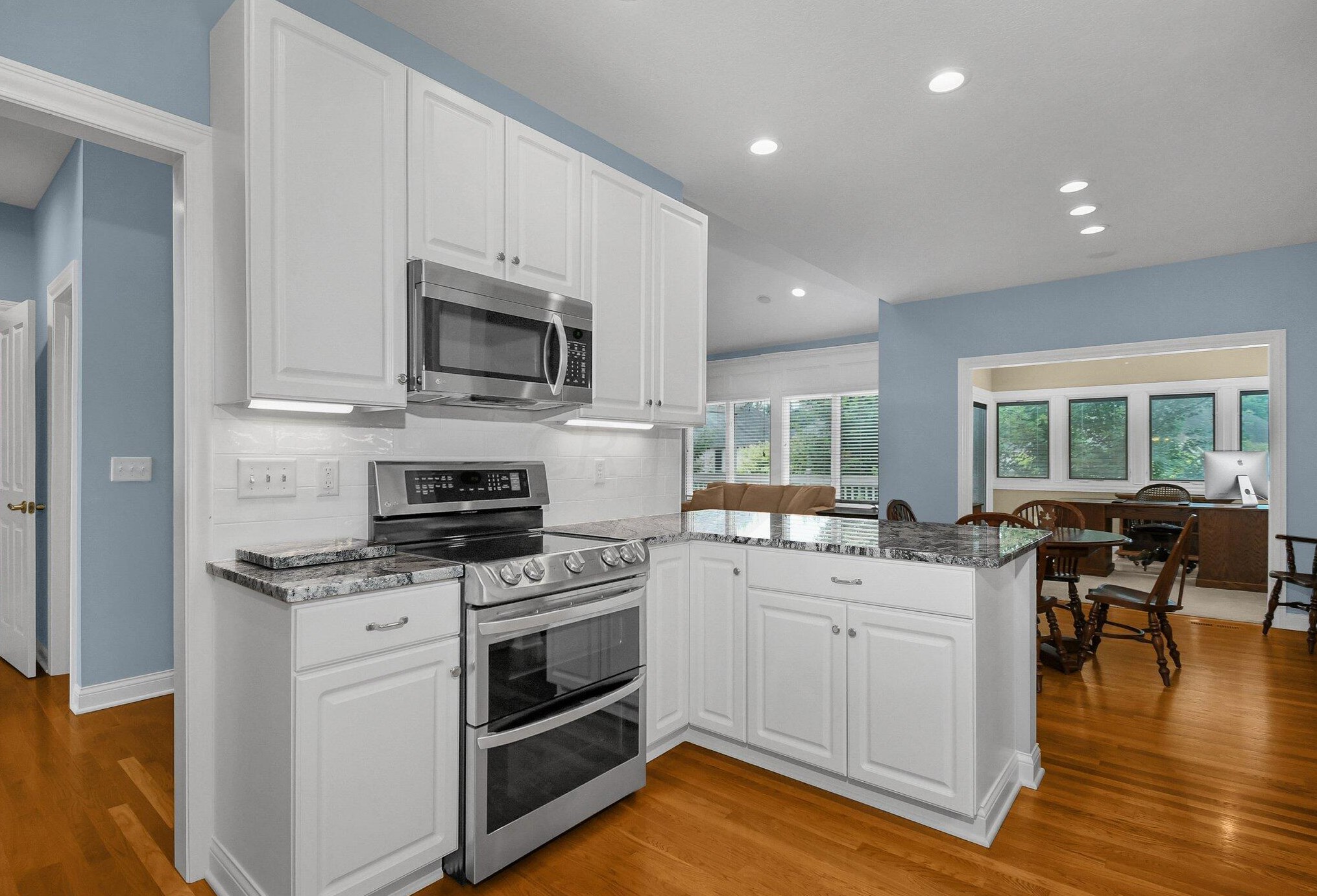 1917 Lake Shore Dr, Columbus OH 43204-4963 exterior