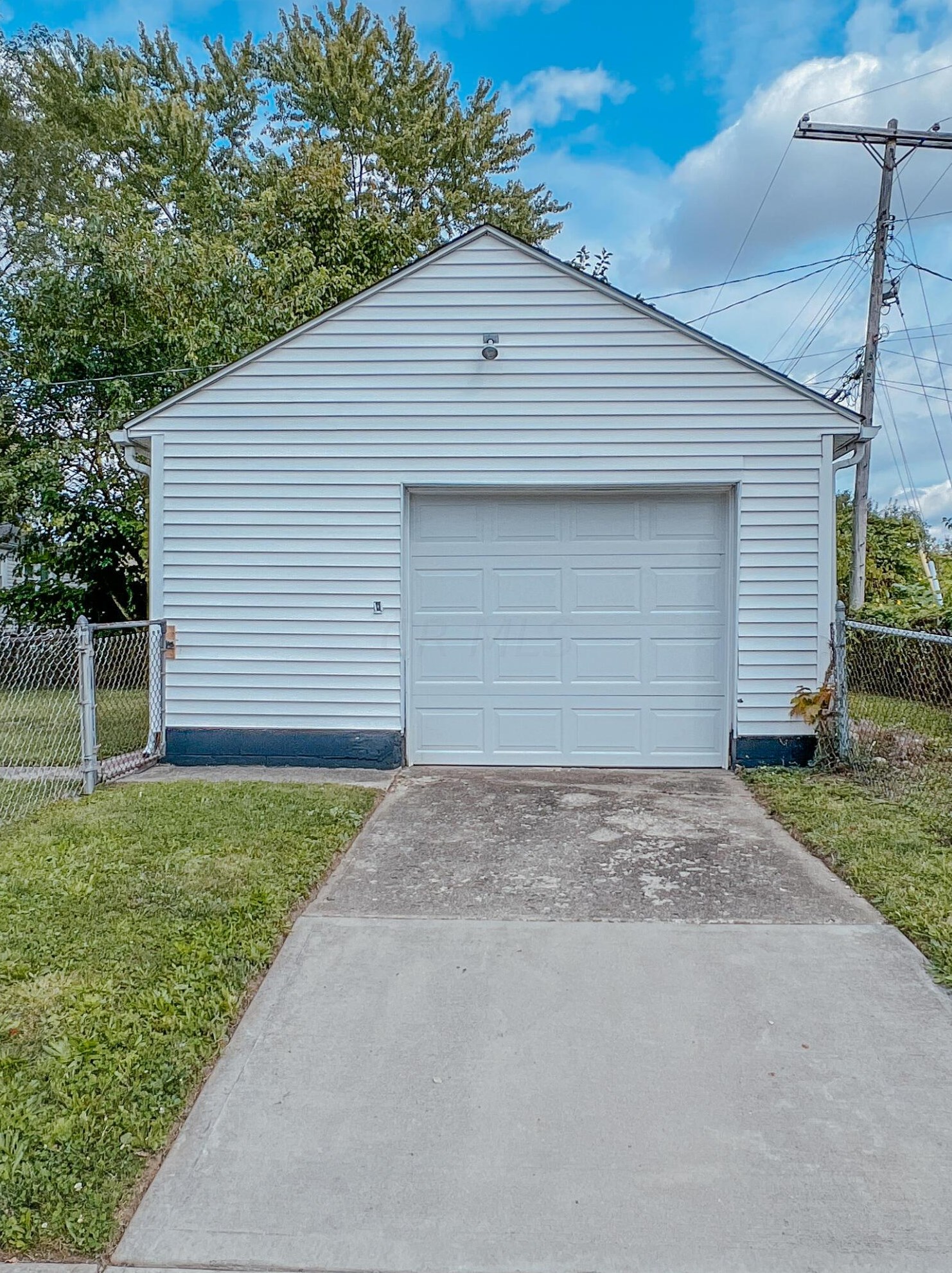 2265 Homewood Ave, Columbus OH 43223-1728 exterior