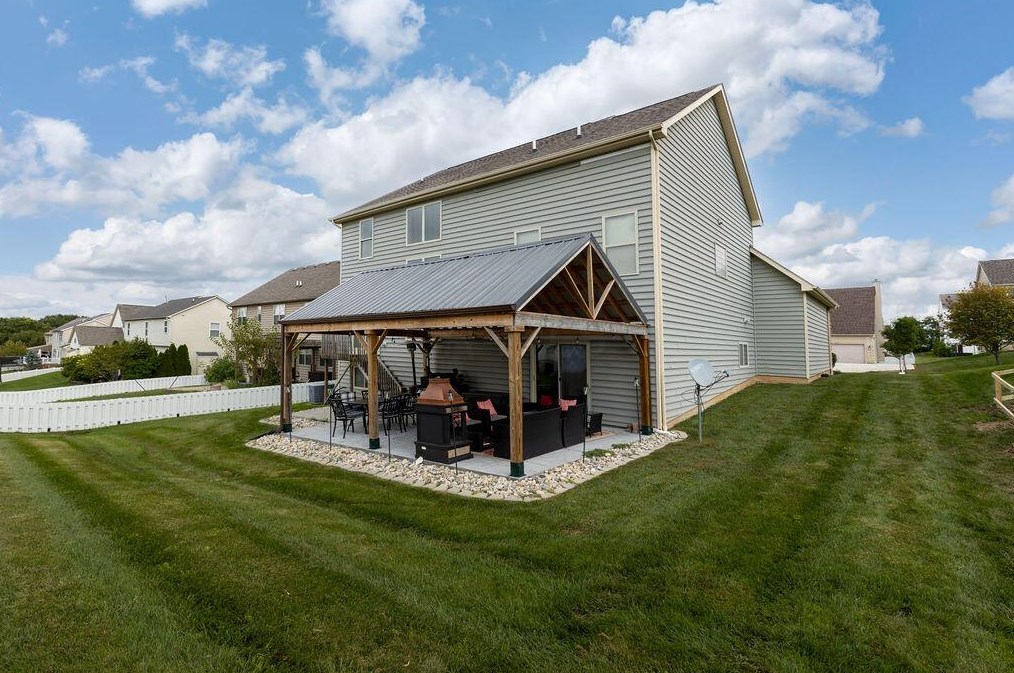 7551 Walnut Dr, Cnl Wnchstr OH 43110-8185 exterior