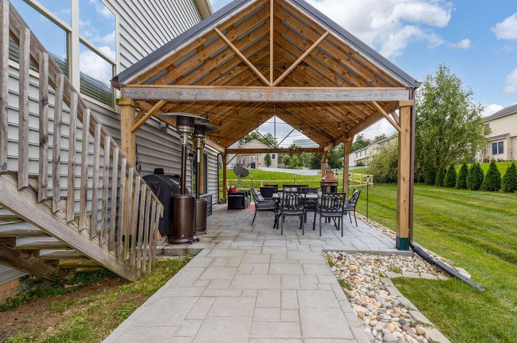 7551 Walnut Dr, Cnl Wnchstr OH 43110-8185 exterior