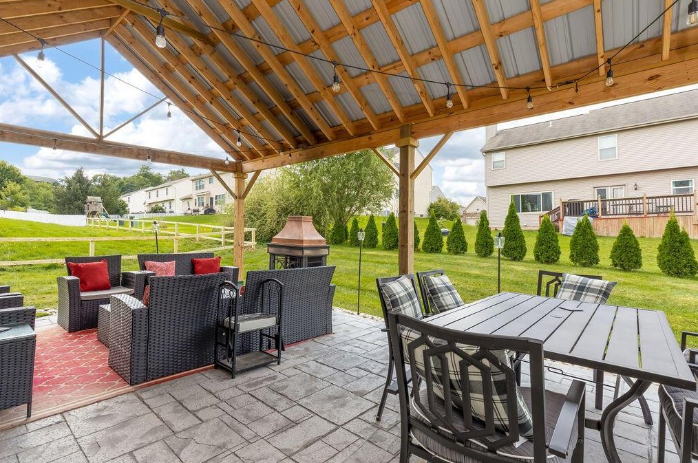 7551 Walnut Dr, Cnl Wnchstr OH 43110-8185 exterior