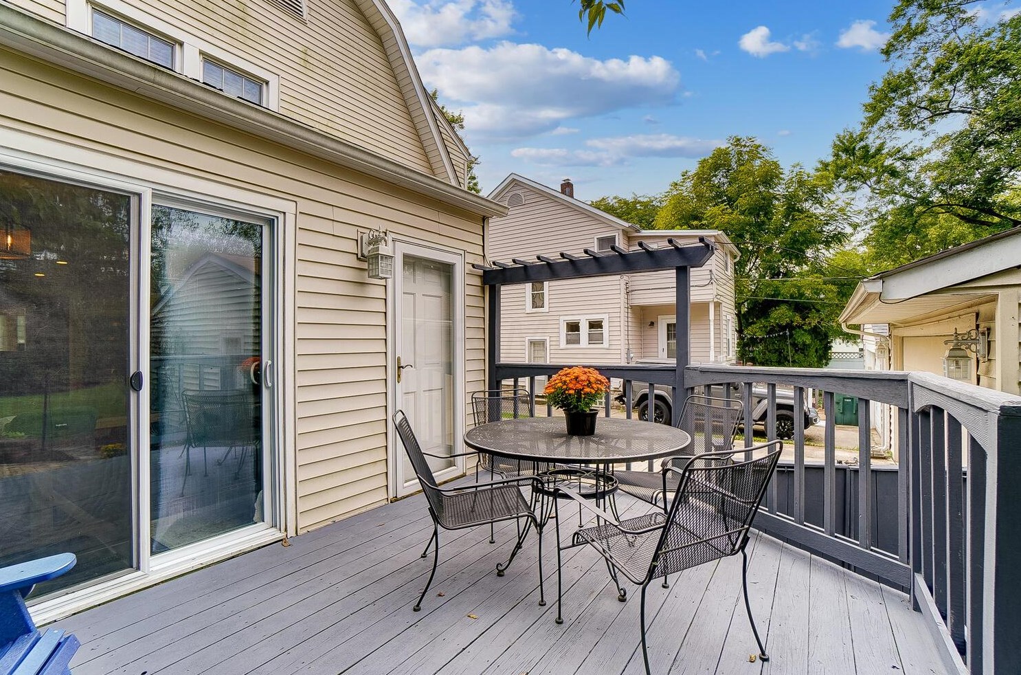 54 Gdn Rd, Columbus OH 43214-2236 exterior