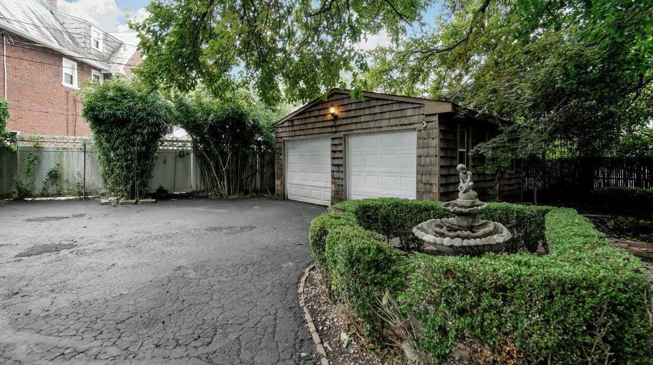 295 Nelson Rd, Columbus OH 43205-3301 exterior