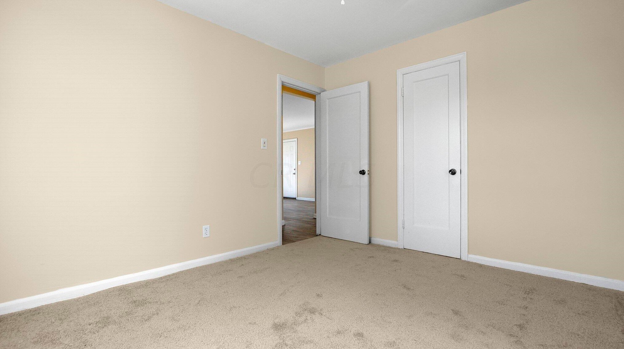 2852 Northglen Dr, Columbus OH 43224-4674 exterior