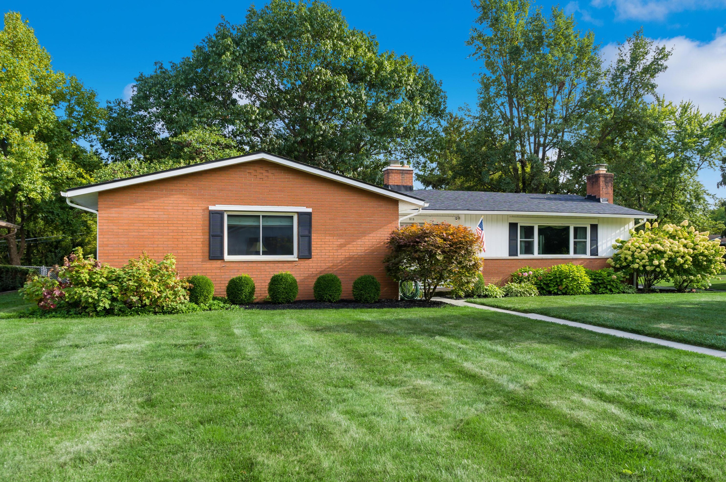 915 Greenridge Rd, Columbus OH 43235-3417 exterior