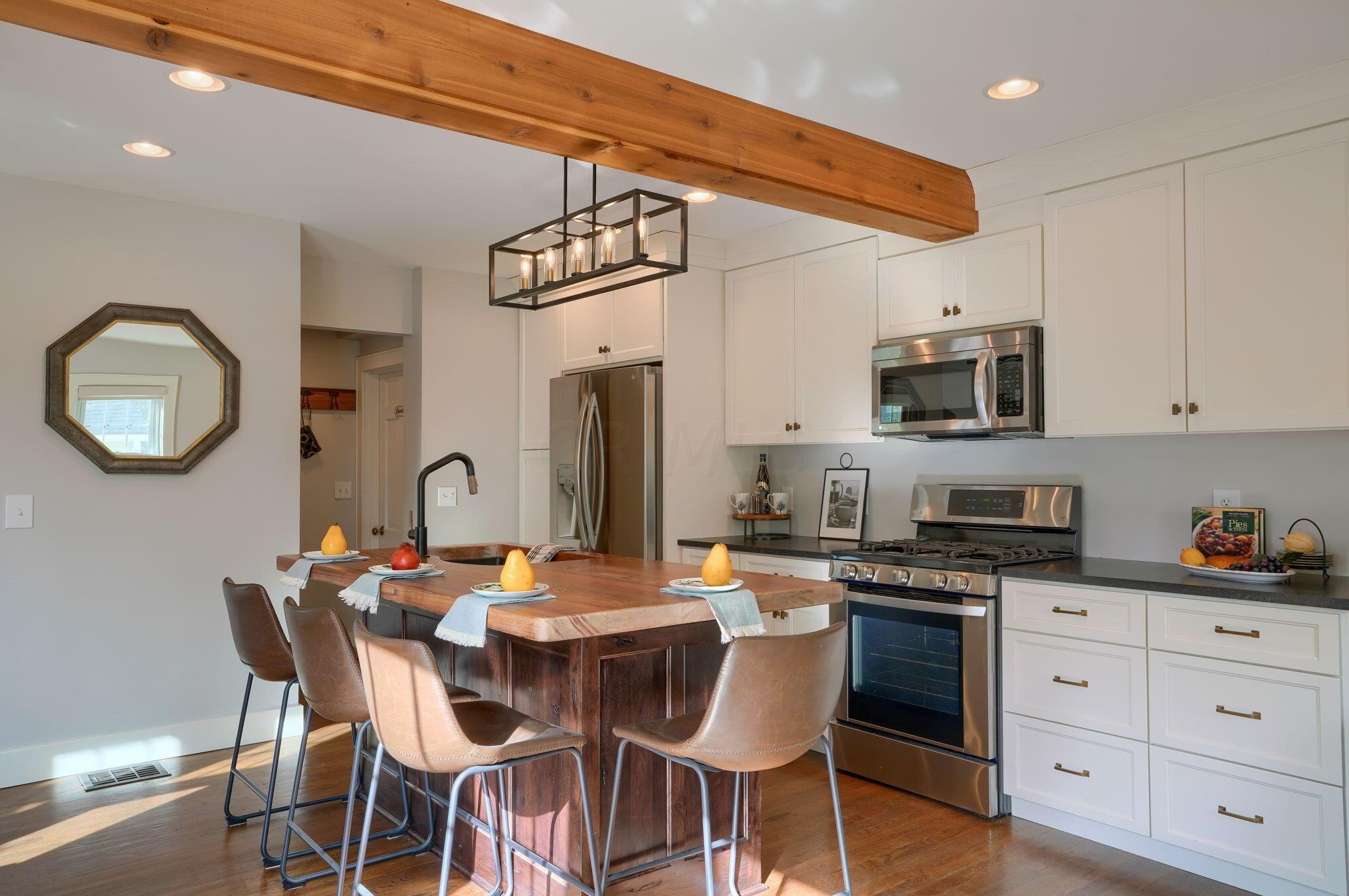 241 Gdn Rd, Columbus OH 43224-1010 exterior